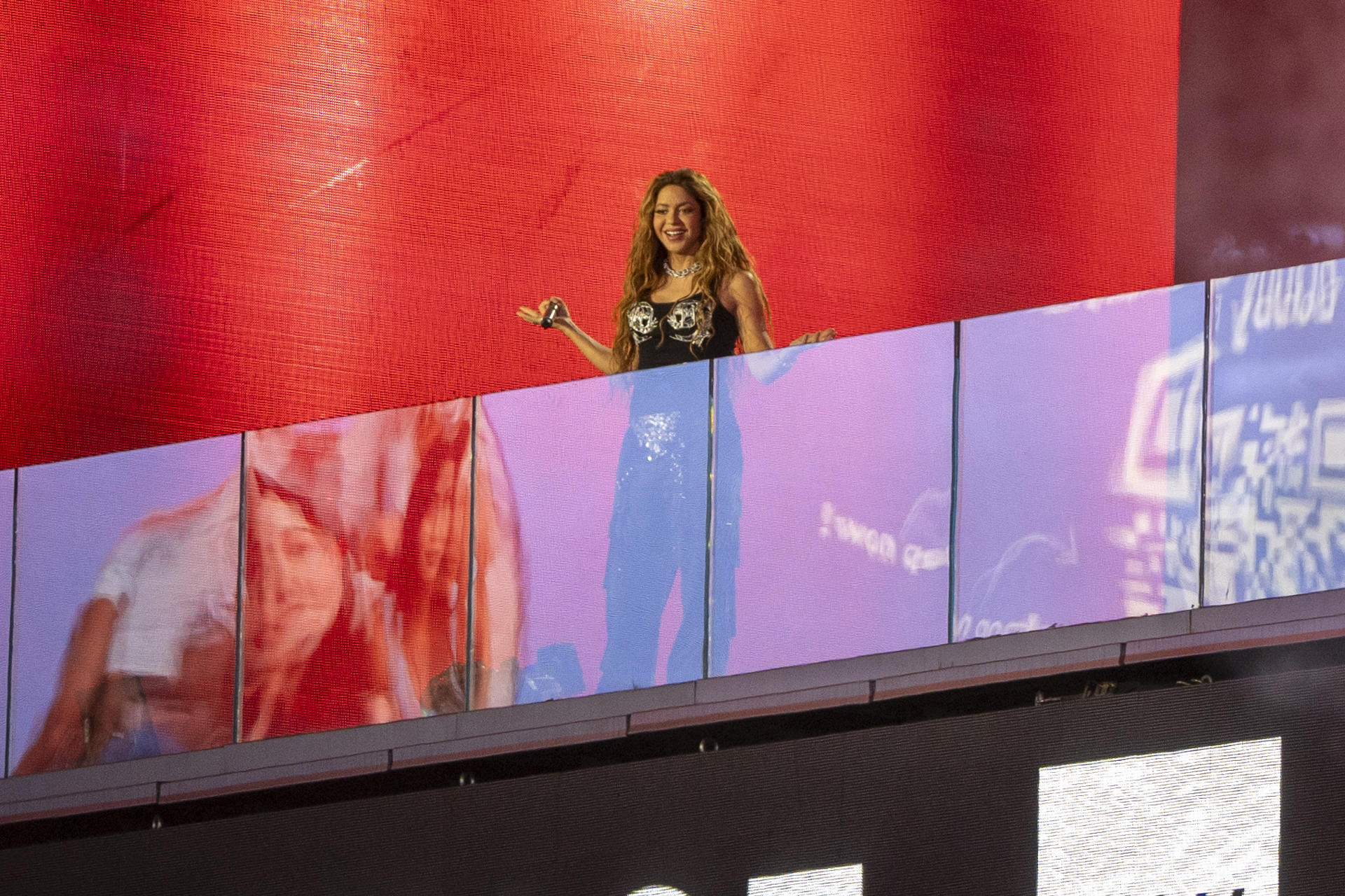 shakira-surprised-with-a-show-in-times-square-to-promote-her-new-album