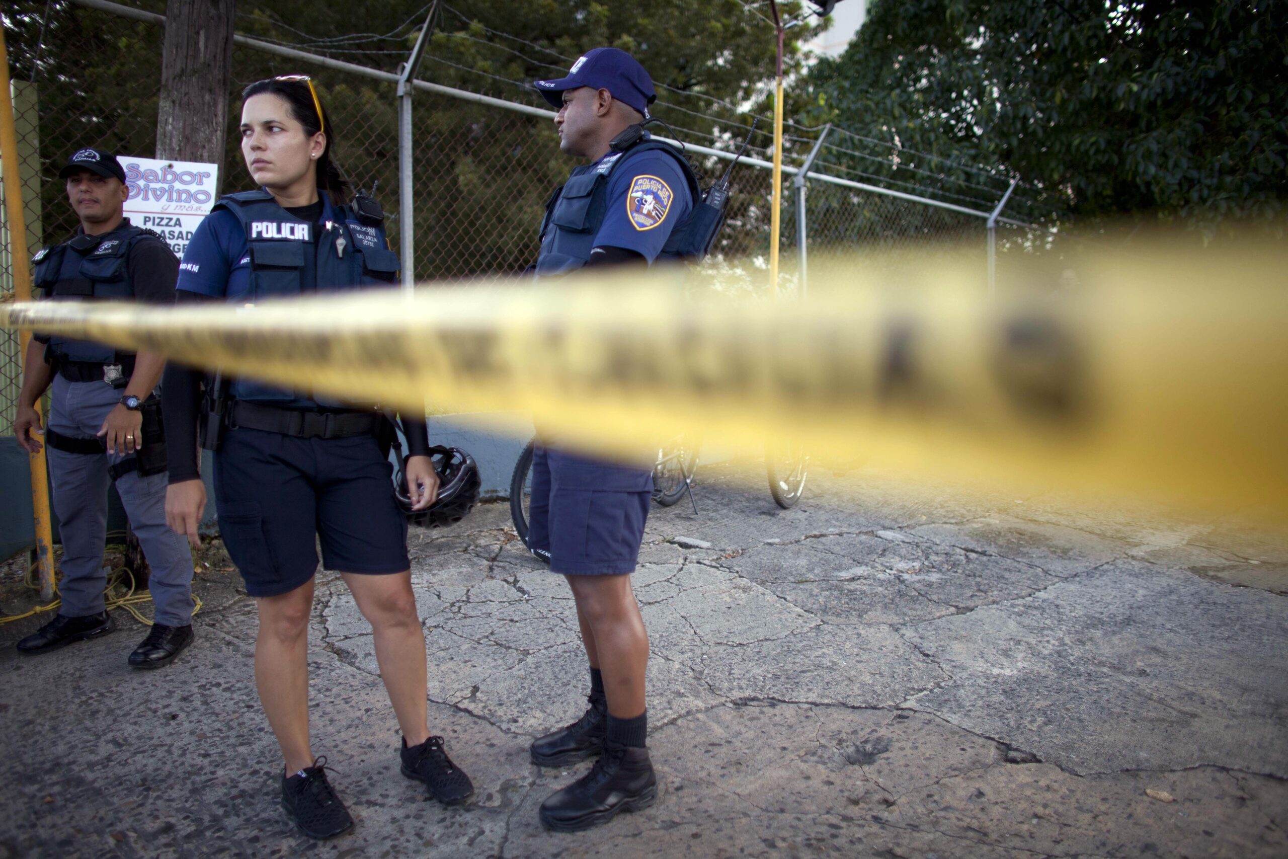 puerto-rico-police-occupy-public-housing-after-murder-of-agent-in-carolina