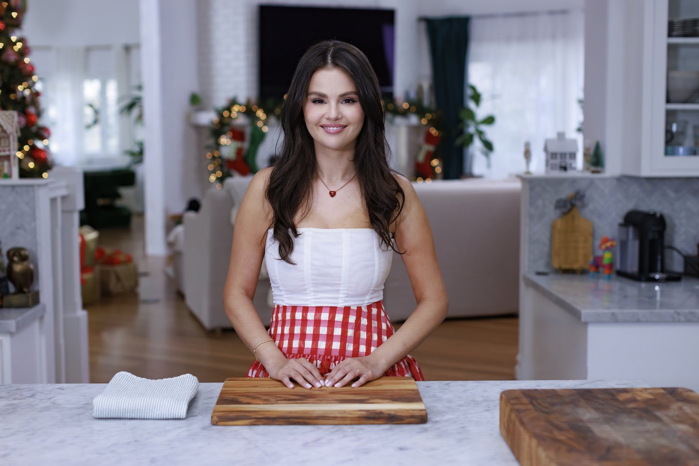 selena-gomez-premieres-new-cooking-show-called-“selena-+-restaurant”