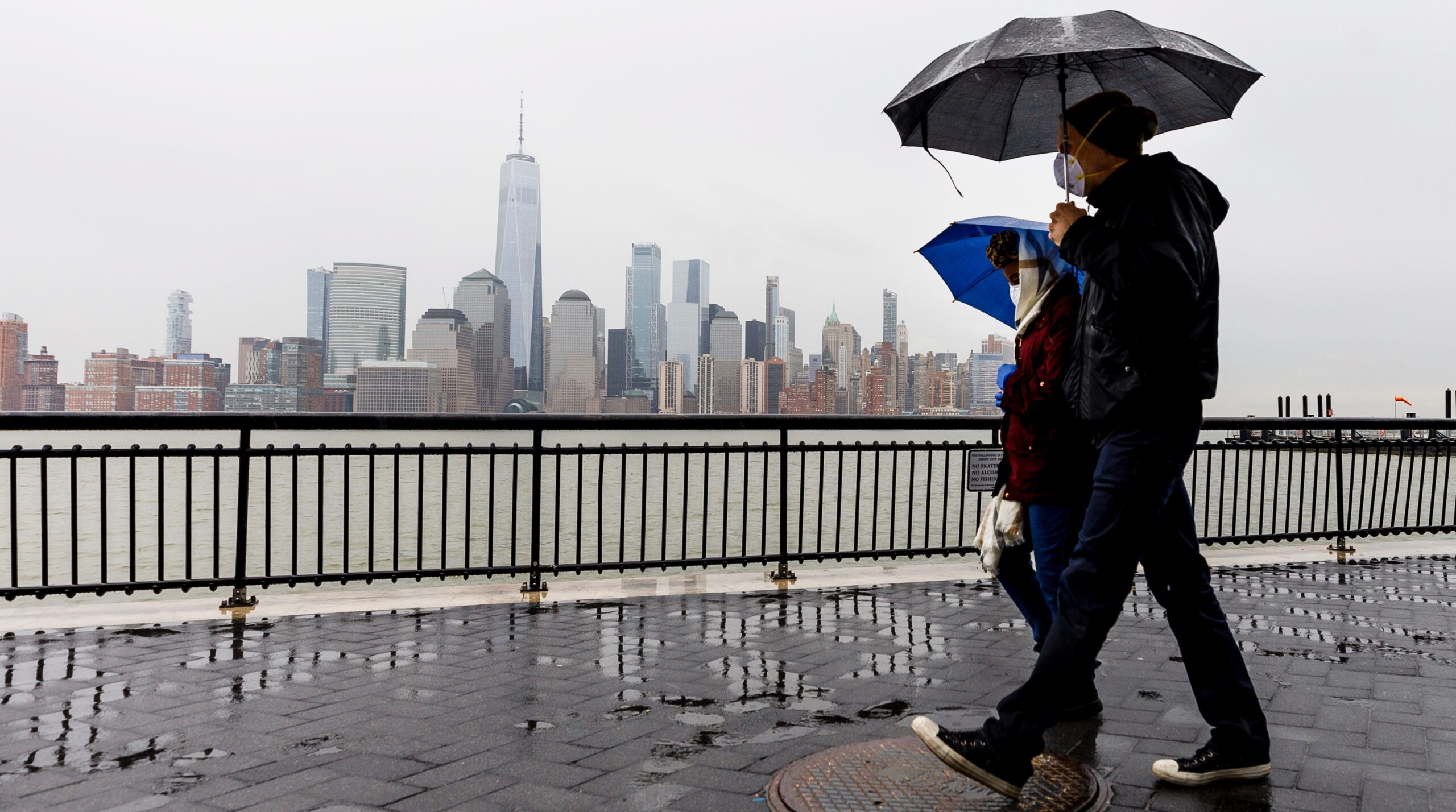 they-find-a-floating-body-and-rescue-a-living-woman:-drama-and-heroism-in-the-cold-waters-of-new-york