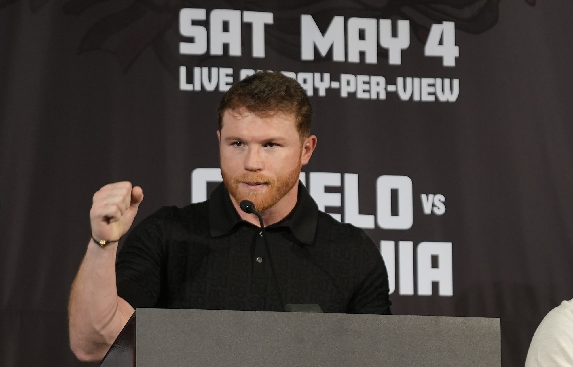 canelo-alvarez-does-not-hold-back-and-responds-to-oscar-de-la-hoya:-“he-does-nothing-but-talk-stupid-things”