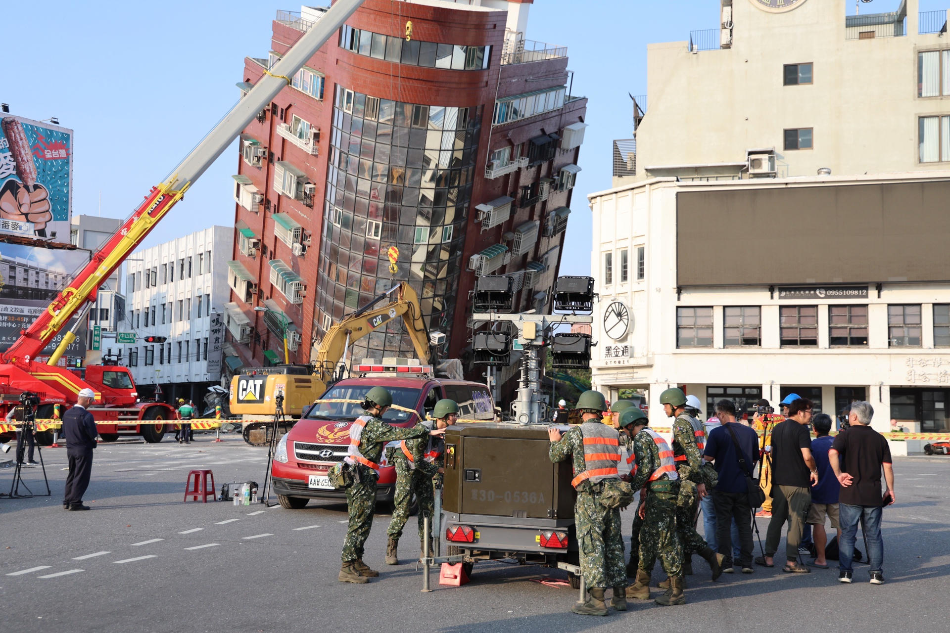 rescue-efforts-continue-for-more-than-100-people-trapped-after-the-earthquake-that-shook-taiwan