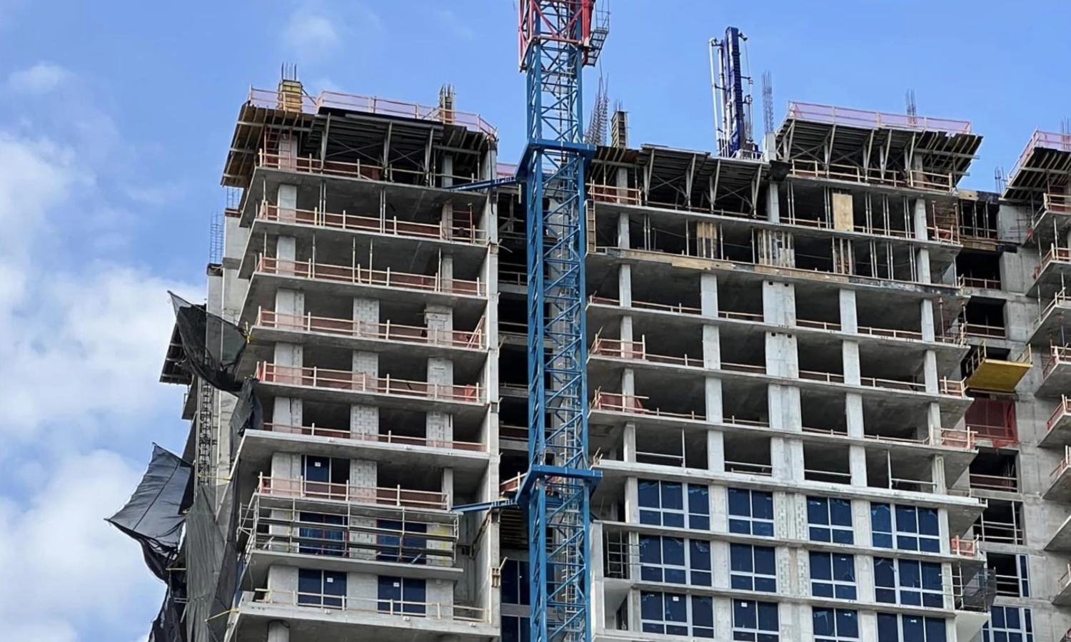 one-dead-and-two-injured-when-a-crane-falls-from-a-building-under-construction-in-florida