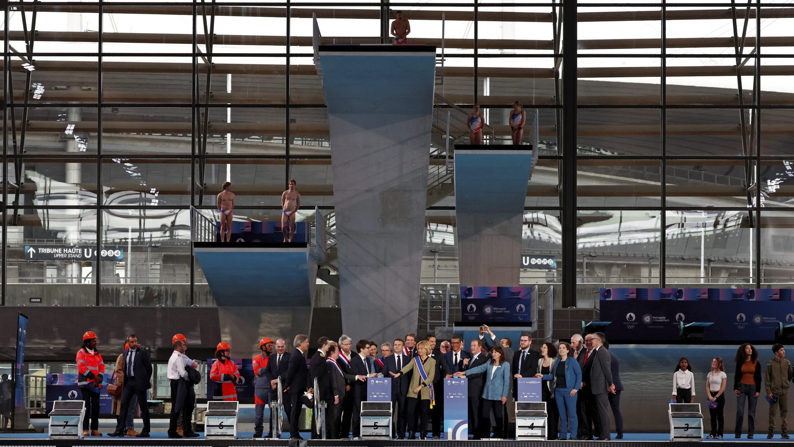 diver-suffered-a-spectacular-fall-at-the-official-opening-of-the-aquatic-center-in-paris-2024-[video]