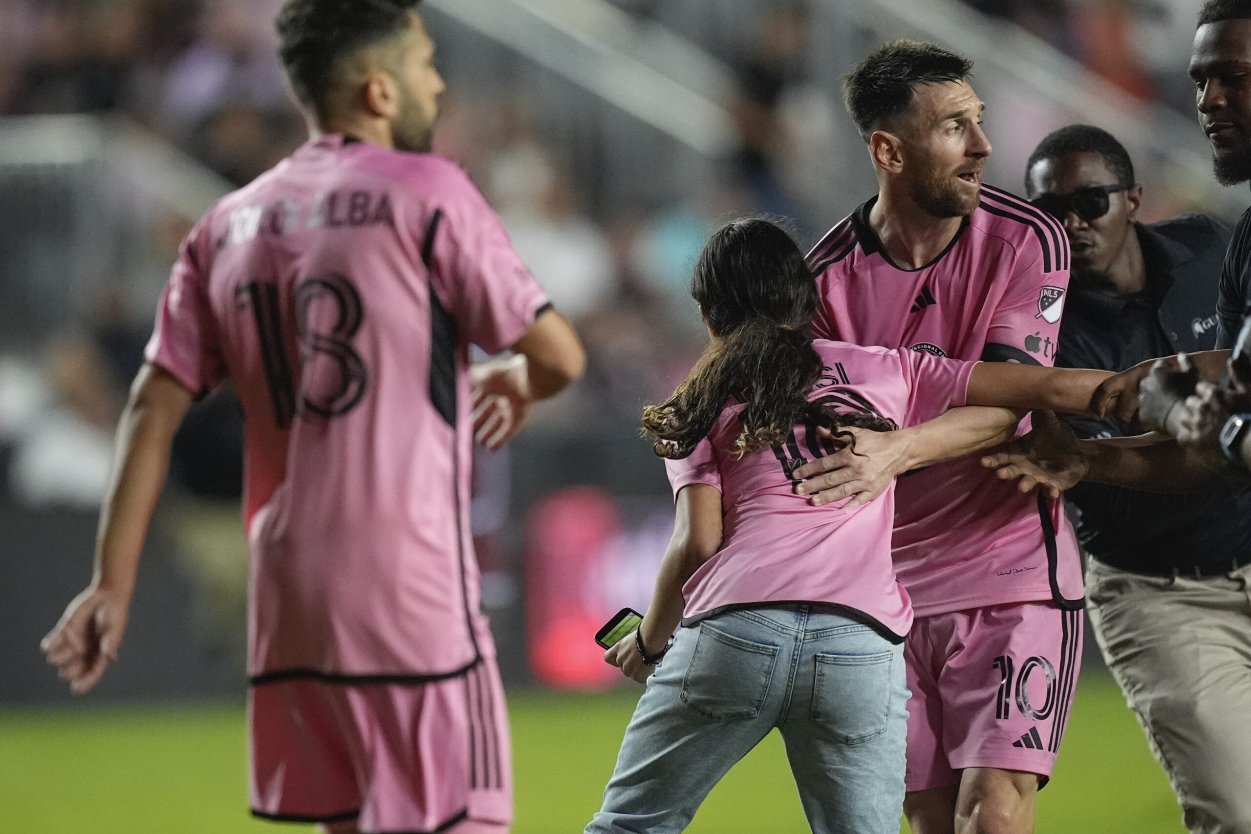 parents-of-a-girl-who-invaded-the-field-to-take-a-photo-with-lionel-messi-could-be-fined