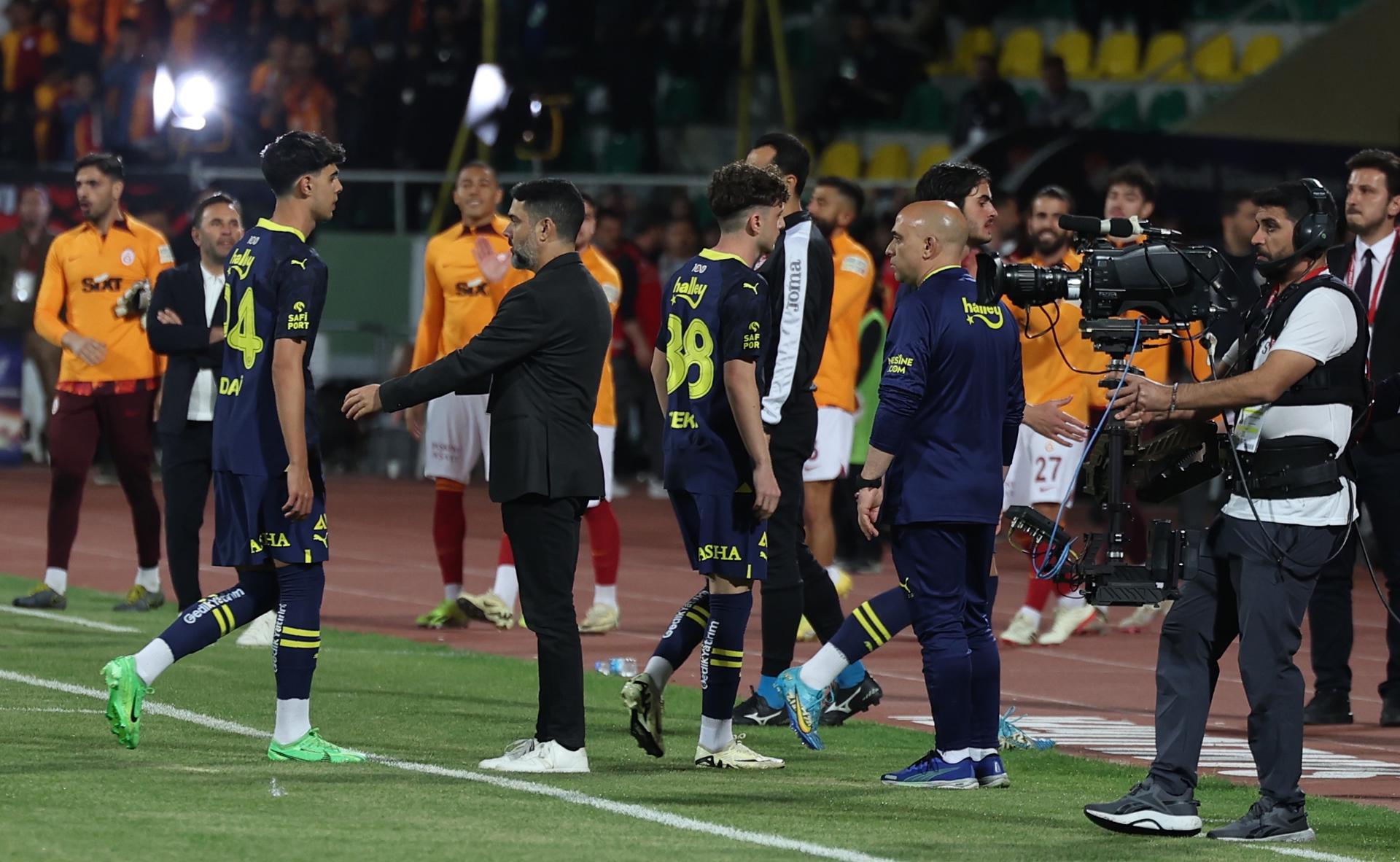 unusual:-fenerbahce-plays-turkish-cup-final-with-u-19-squad-and-leaves-the-field-at-minute-1