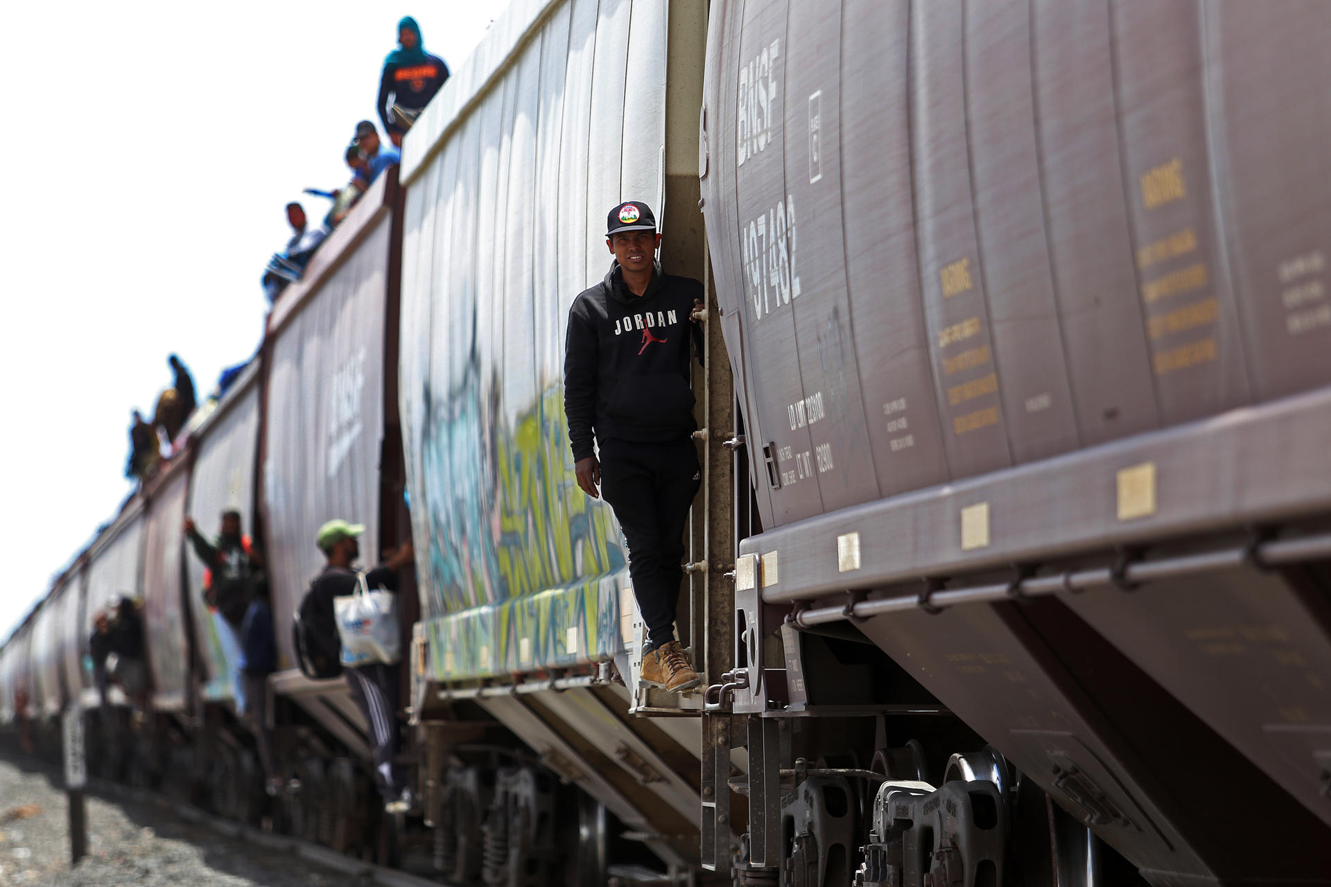 hundreds-of-migrants-who-arrived-at-the-border-between-mexico-and-the-united-states-wander-along-the-rio-grande