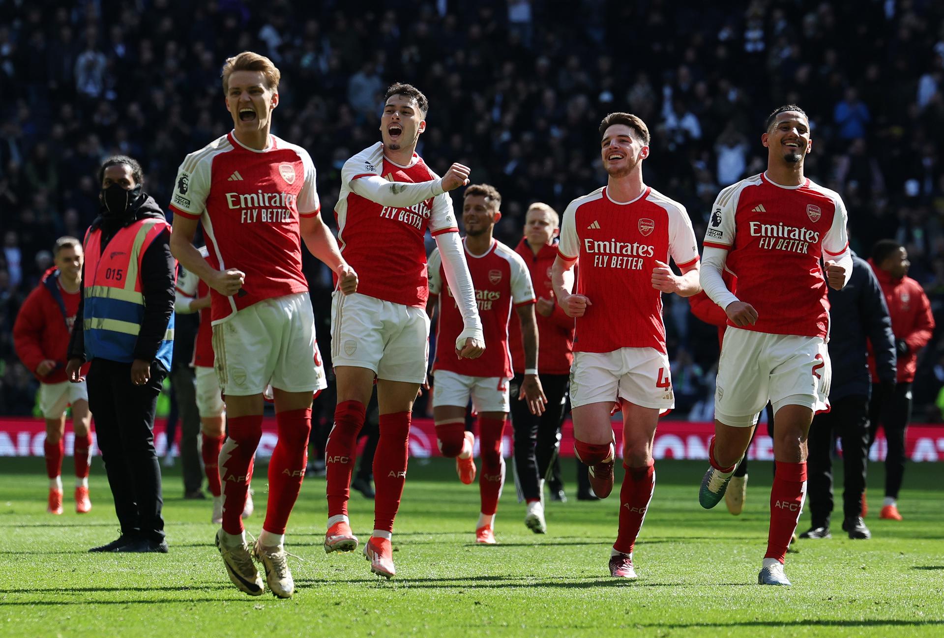 arsenal-clings-to-the-lead-of-the-premier-league-but-manchester-city-is-still-on-the-prowl