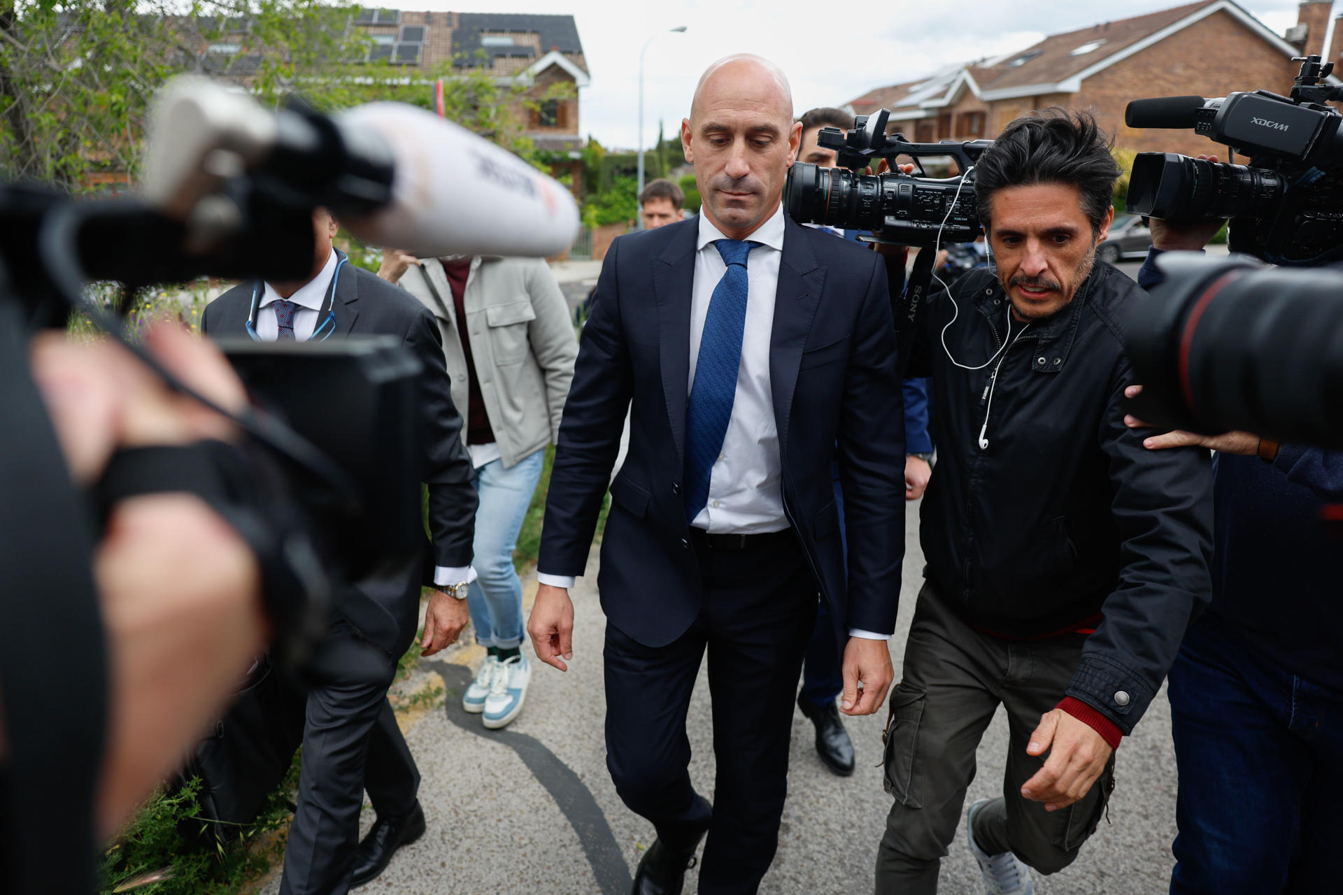 luis-rubiales-will-have-to-ask-permission-from-the-spanish-justice-system-to-be-able-to-leave-the-country