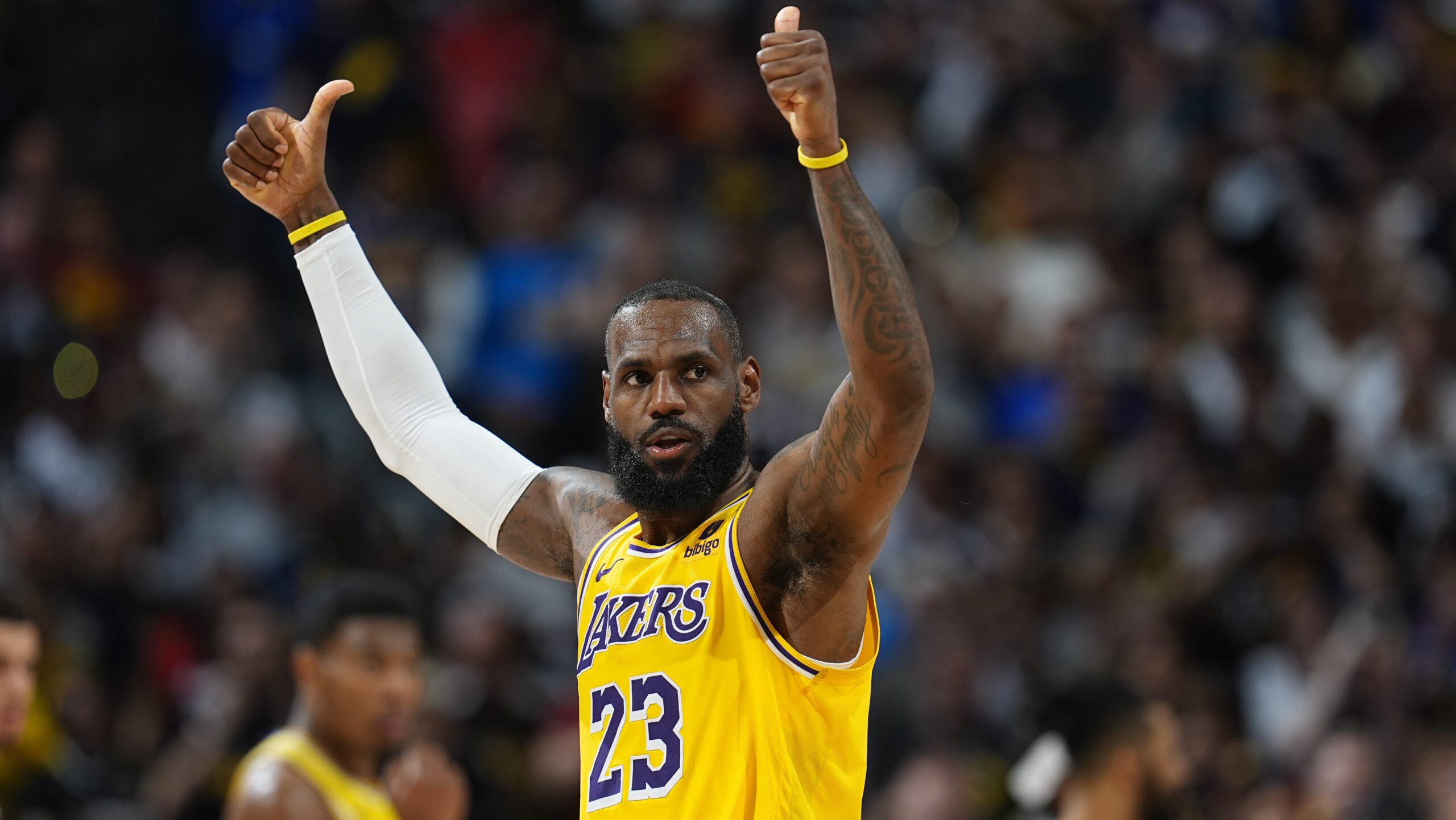 “m…-cry-baby”:-lebron-james-had-a-viral-reaction-against-a-nuggets-fan-[video]