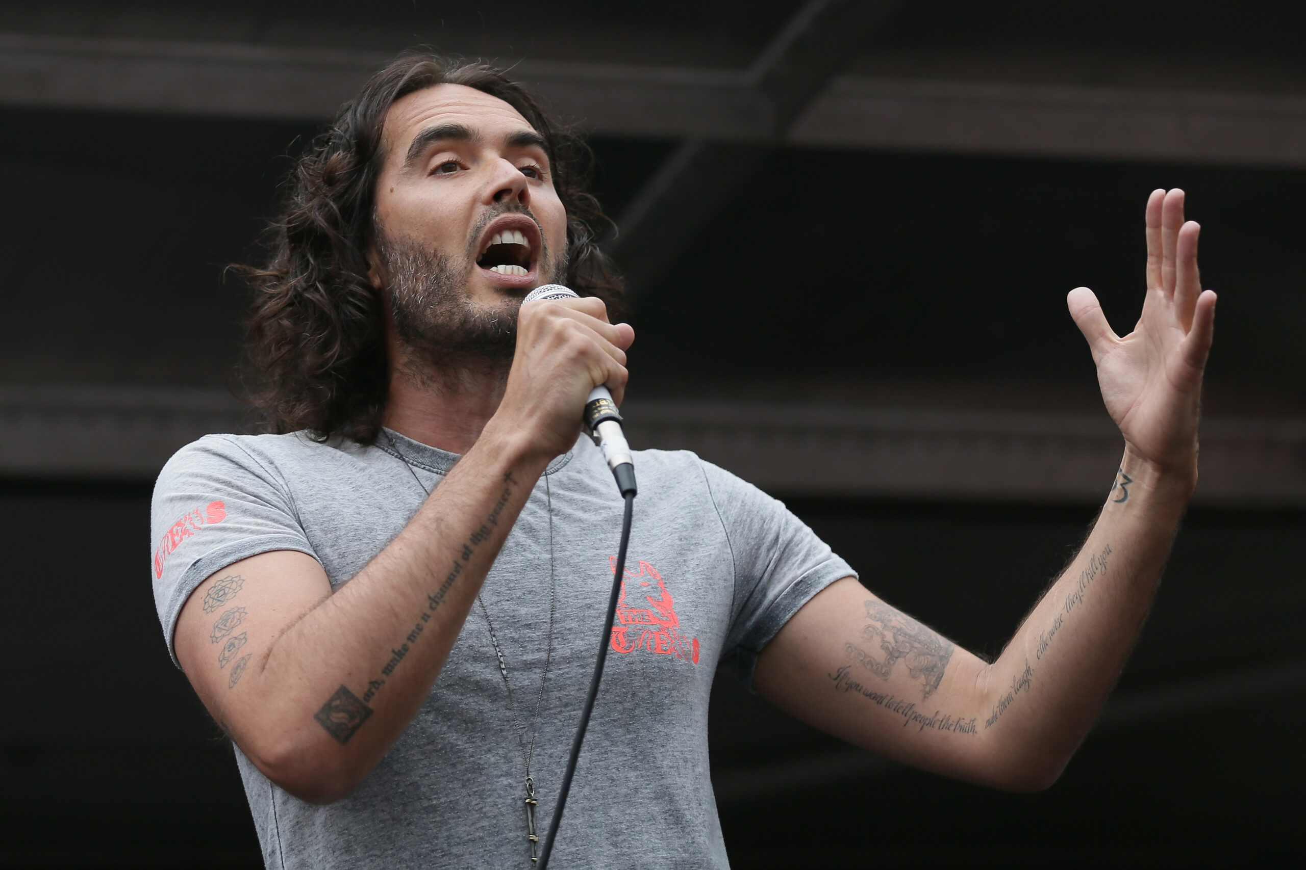 after-accusations-of-sexual-abuse,-russell-brand-is-baptized-to-“leave-the-past-behind”