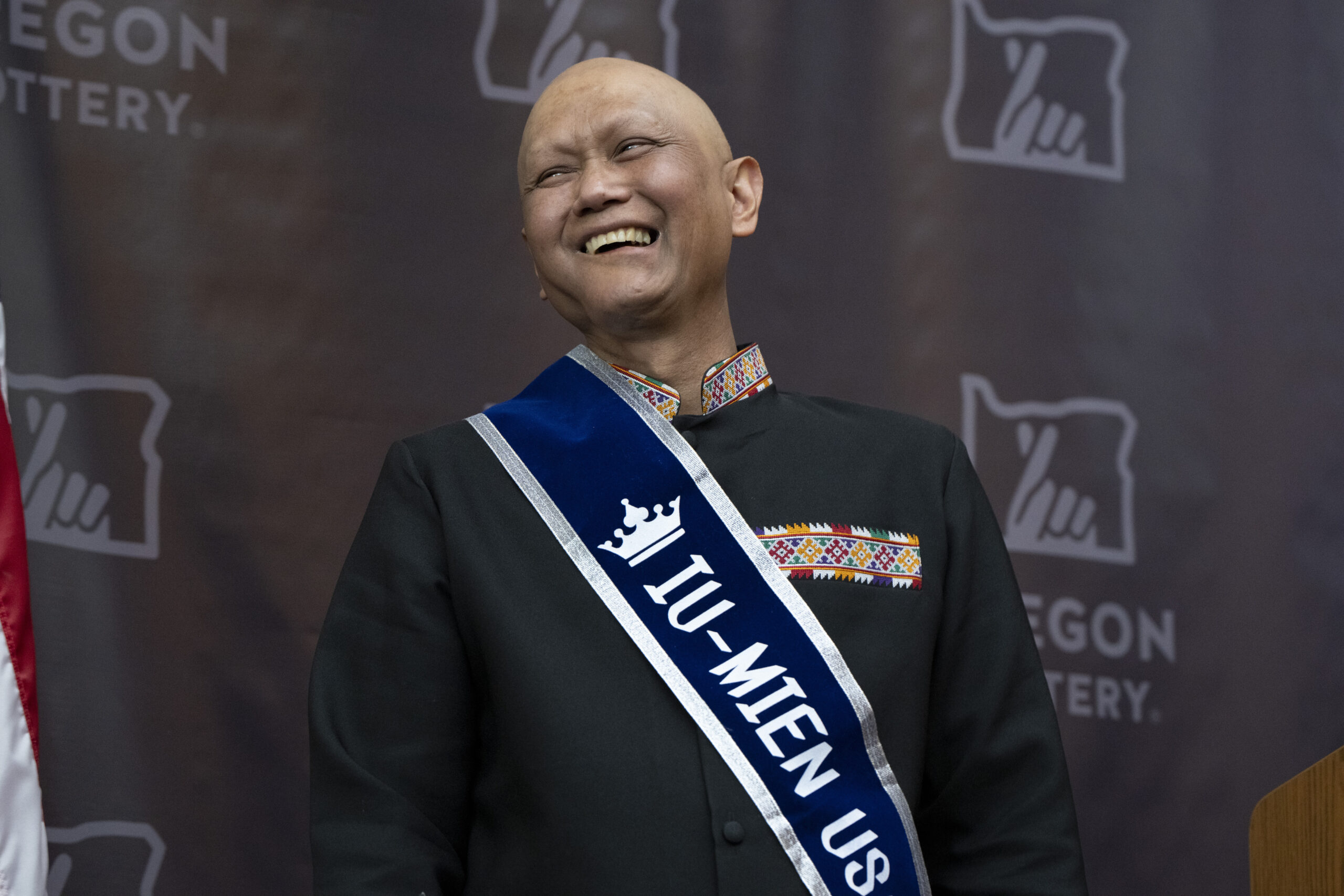 what-does-the-blue-sash-that-cheng-saephan-wore-when-collecting-his-$1.3-billion-powerball-prize-mean?