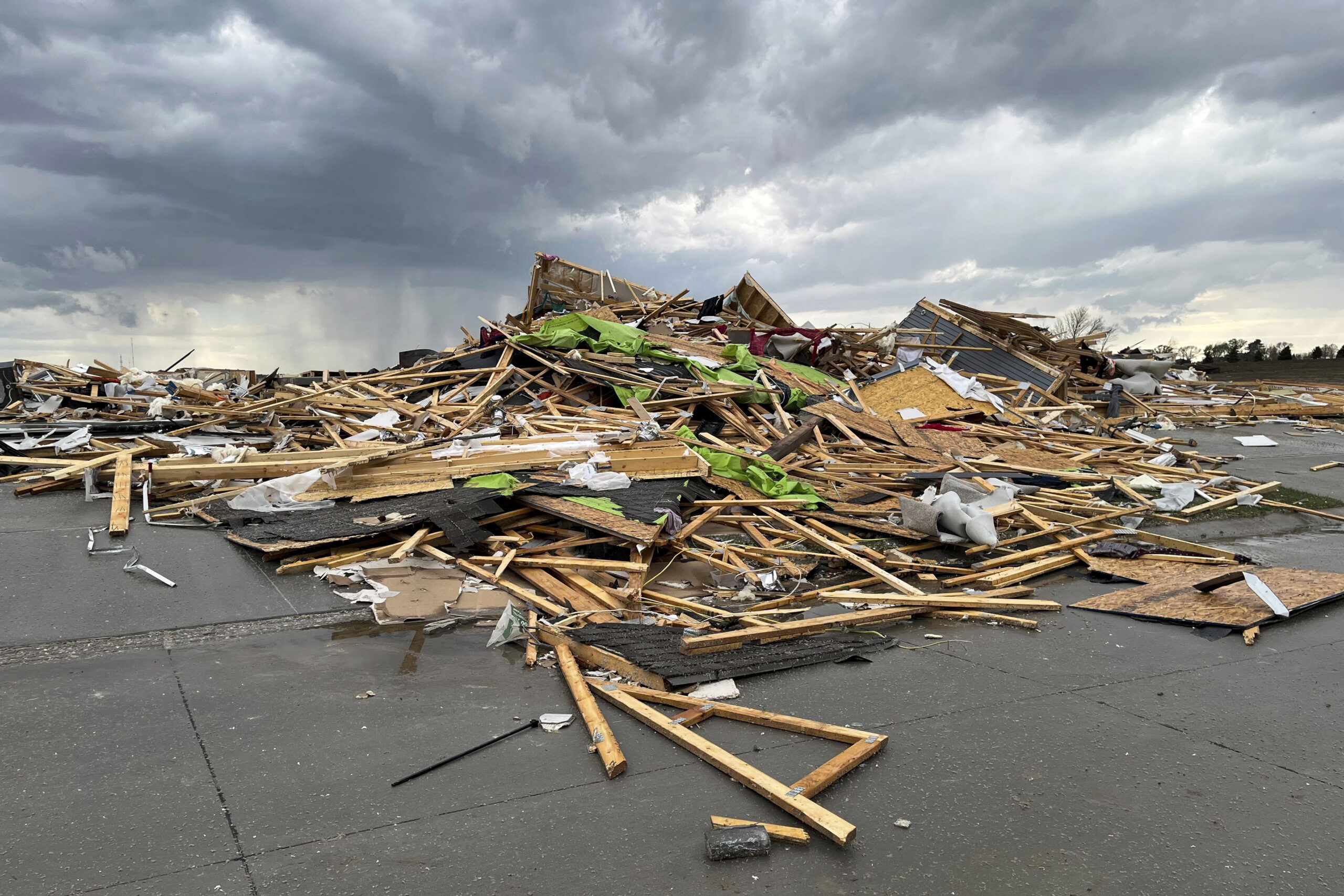 at-least-one-dead-and-three-injured-after-strong-tornadoes-hit-kansas