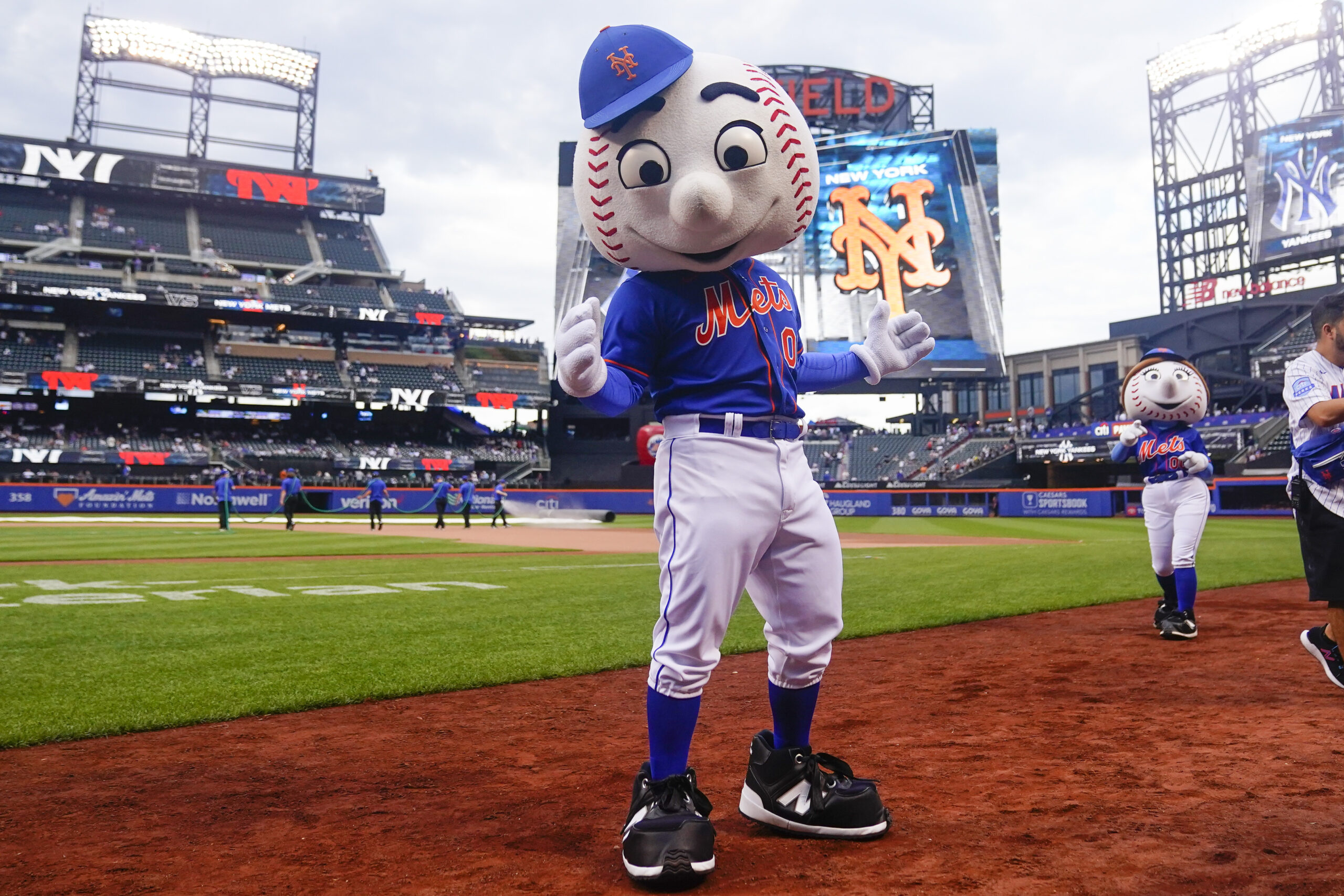 mets-are-looking-for-someone-to-fill-the-role-of-mr.-met,-the-team's-mascot,-with-a-salary-of-almost-$90,000-annually