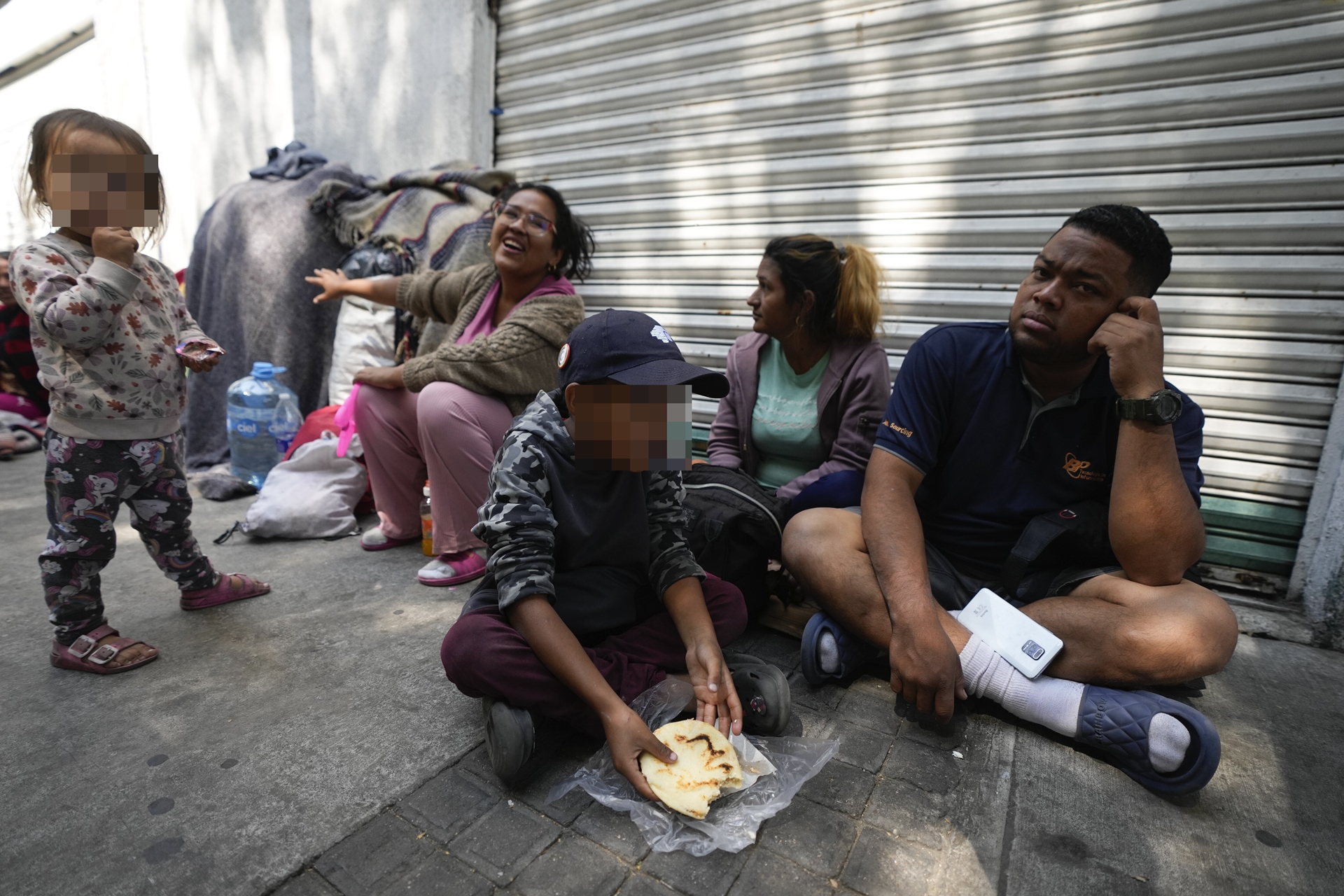 authorities-find-latin-american-and-asian-migrants-abandoned-in-a-warehouse-in-mexico