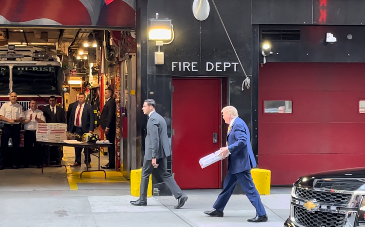 trump-delivers-pizzas-to-new-york-firefighters