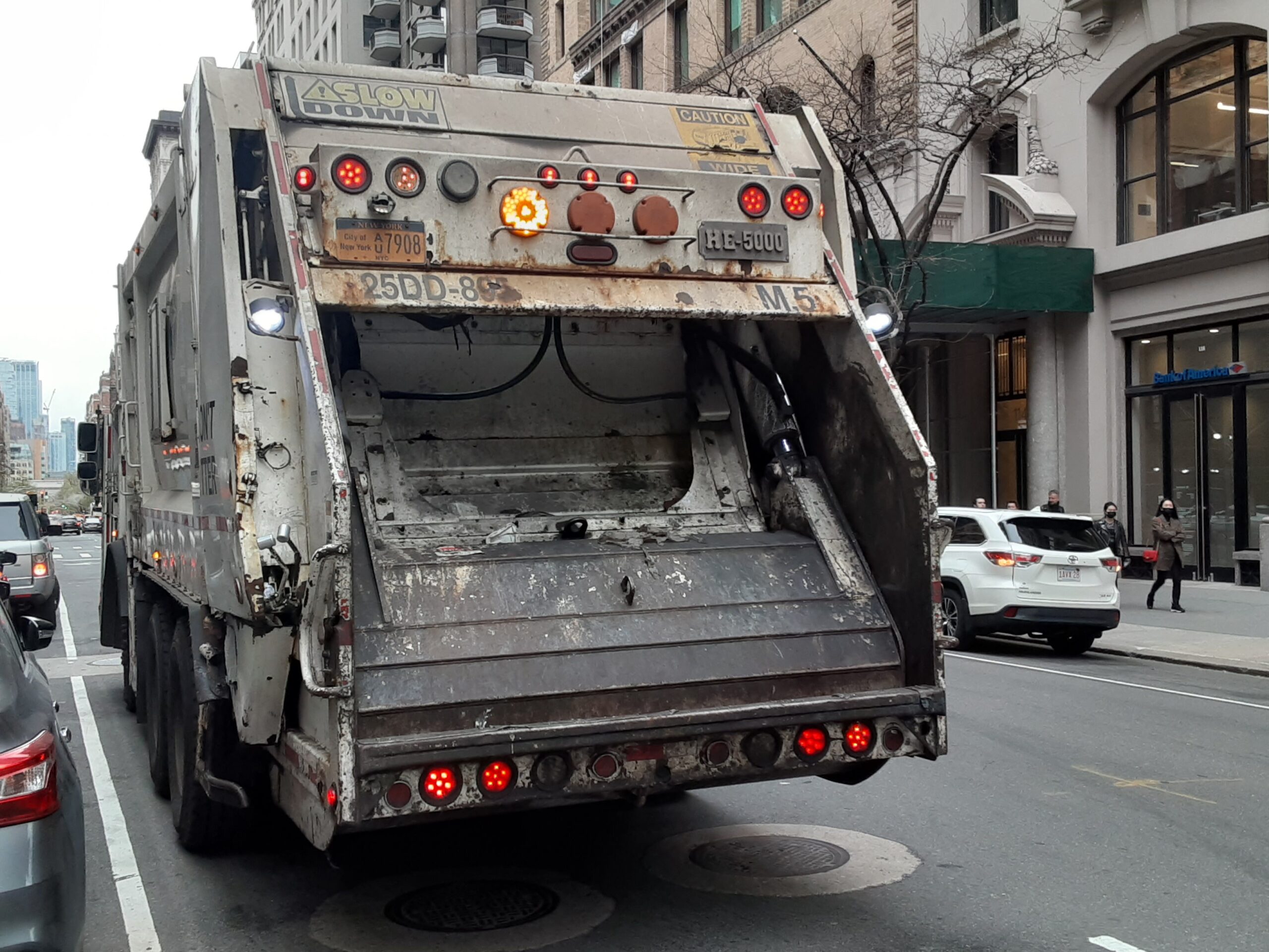 19-tons-at-high-speed:-young-man-was-killed-by-a-garbage-truck-in-new-york