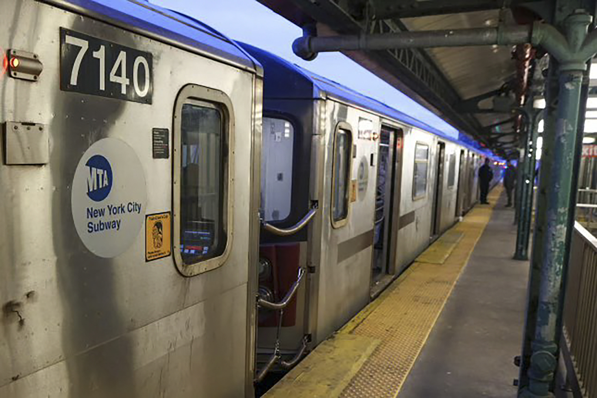 crazed-criminal-beats-mta-employee-in-random-attack-on-queens-subway