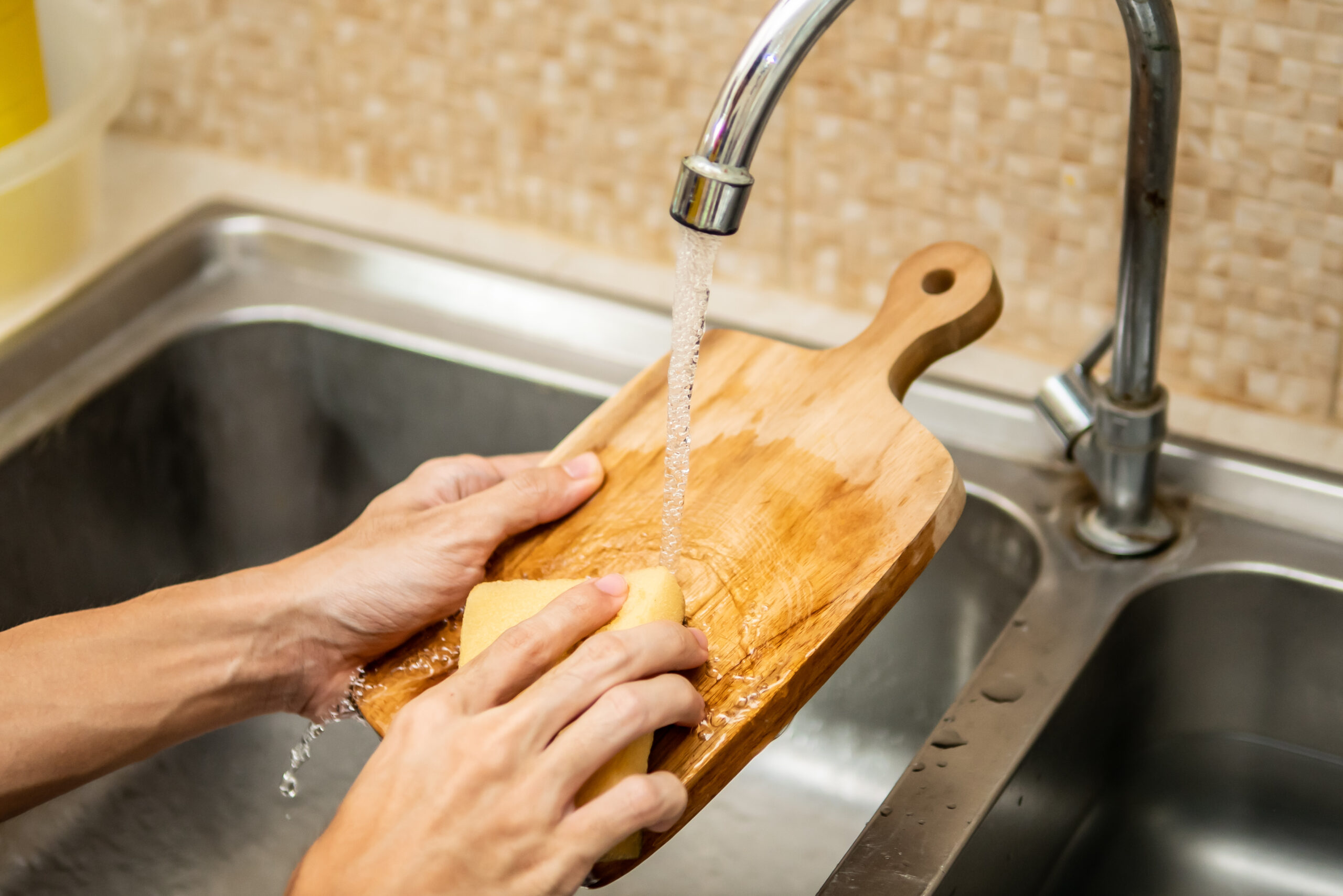 4-tricks-to-wash-and-disinfect-the-wooden-boards-in-your-kitchen