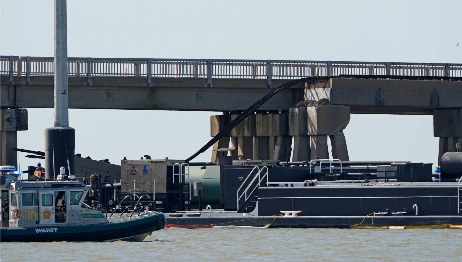 barge-crashes-into-bridge-in-galveston,-texas,-causing-oil-spill