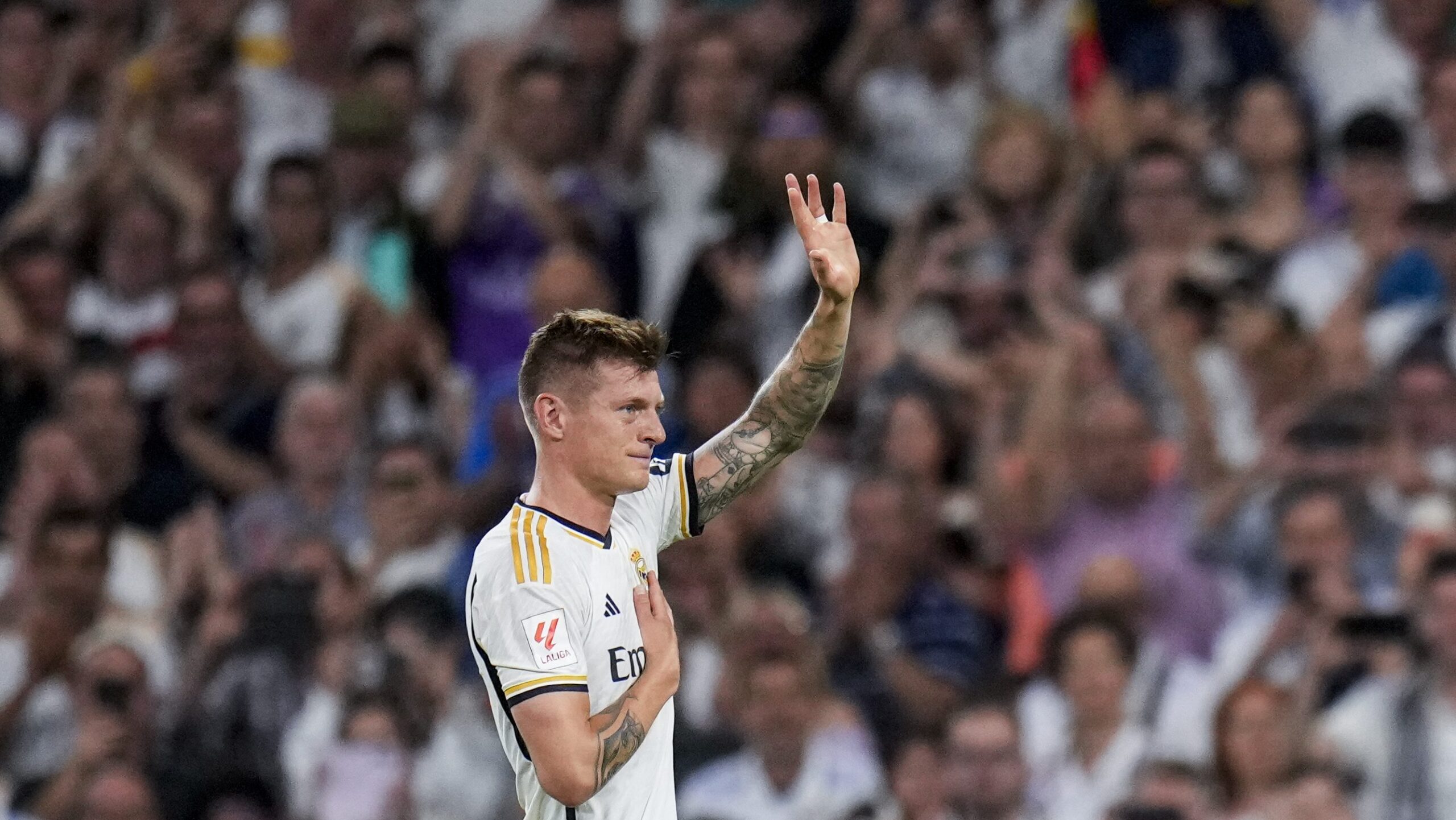 “thank-you,-legend”:-toni-kroos-receives-an-impressive-tribute-on-his-farewell-to-the-bernabeu-[video]