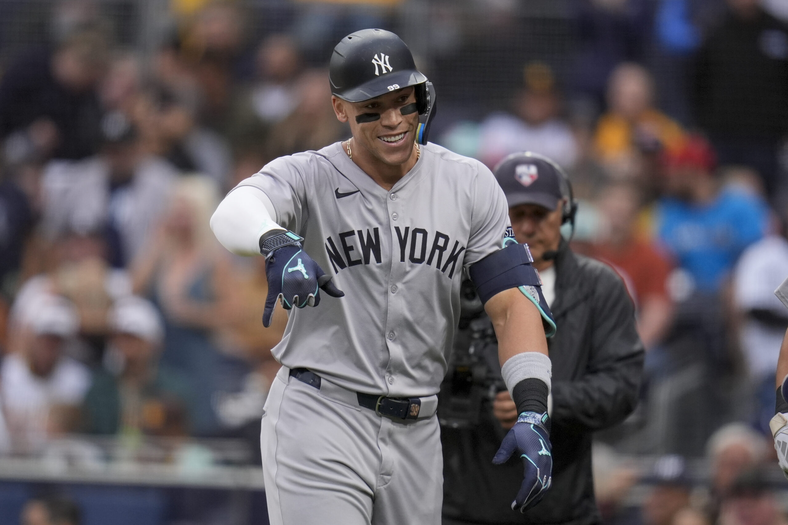 aaron-judge-continues-to-be-on-fire-with-the-yankees-and-hits-his-fourth-consecutive-home-run-[video]