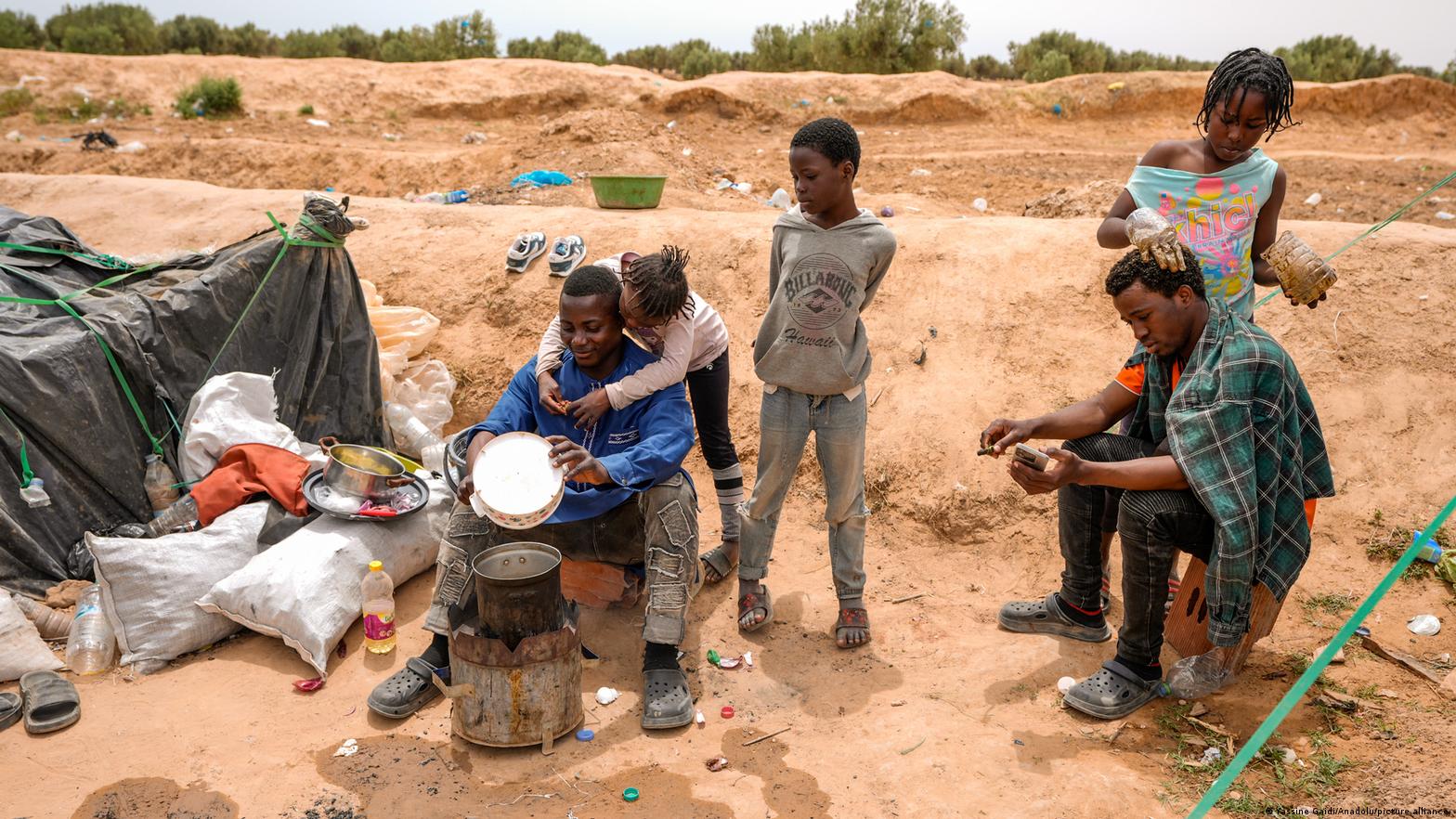 tunisia:-thousands-of-migrants-“abandoned”-in-the-desert