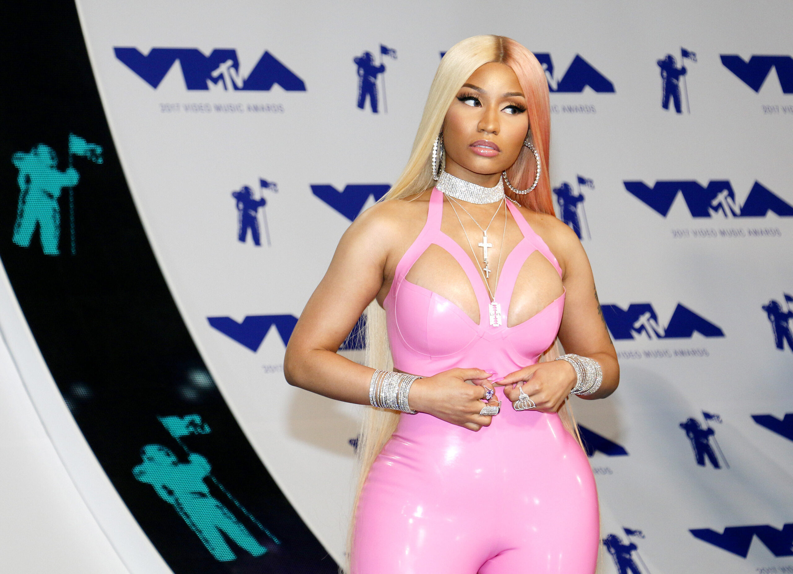 nicki-minaj-apologizes-to-her-fans-after-being-arrested-for-“drug-possession”