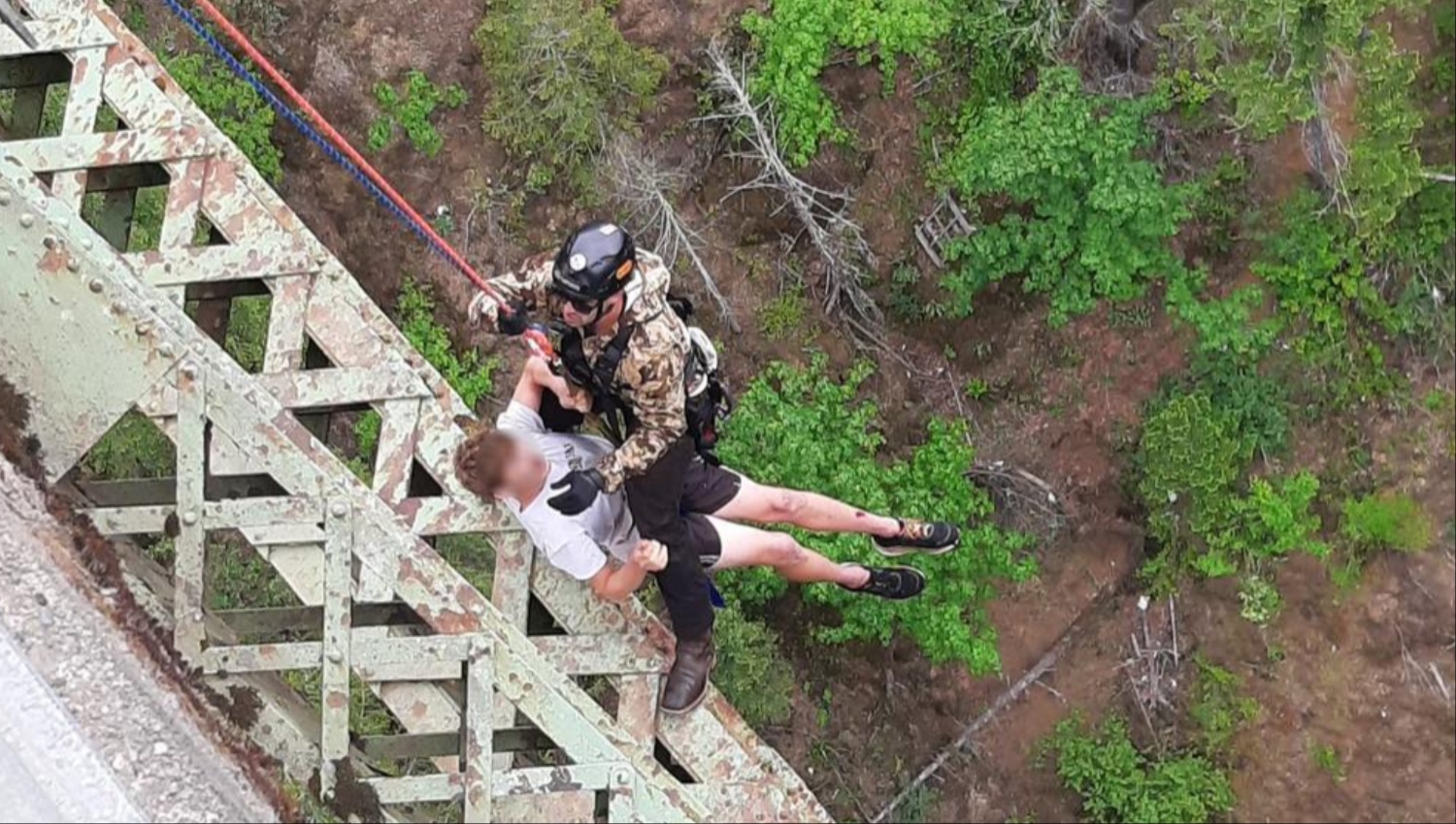 a-young-man-survived-a-400-foot-fall-from-a-bridge-in-washington:-he-only-suffered-minor-injuries