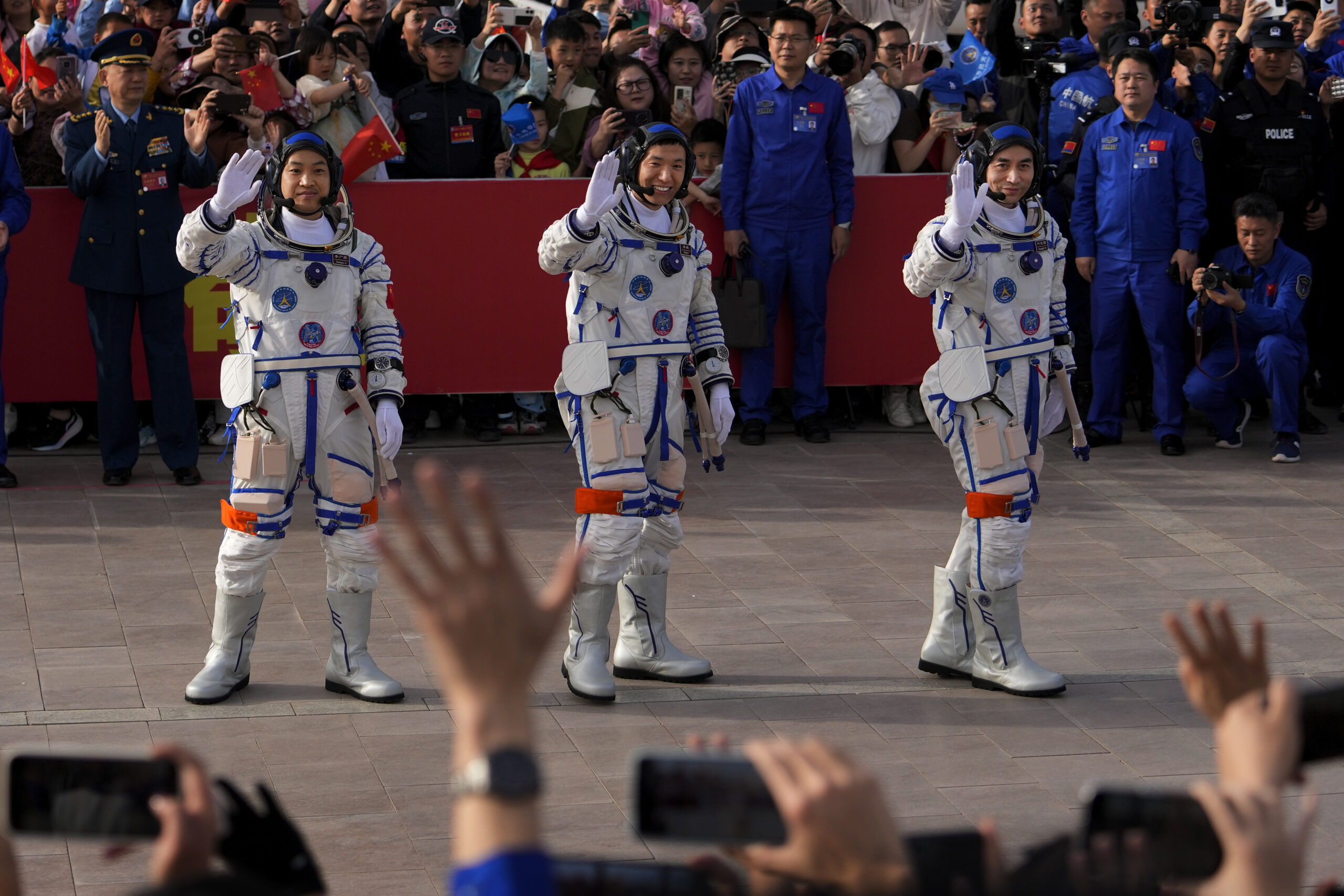 chinese-astronauts-carry-out-the-longest-spacewalk-of-any-chinese-mission