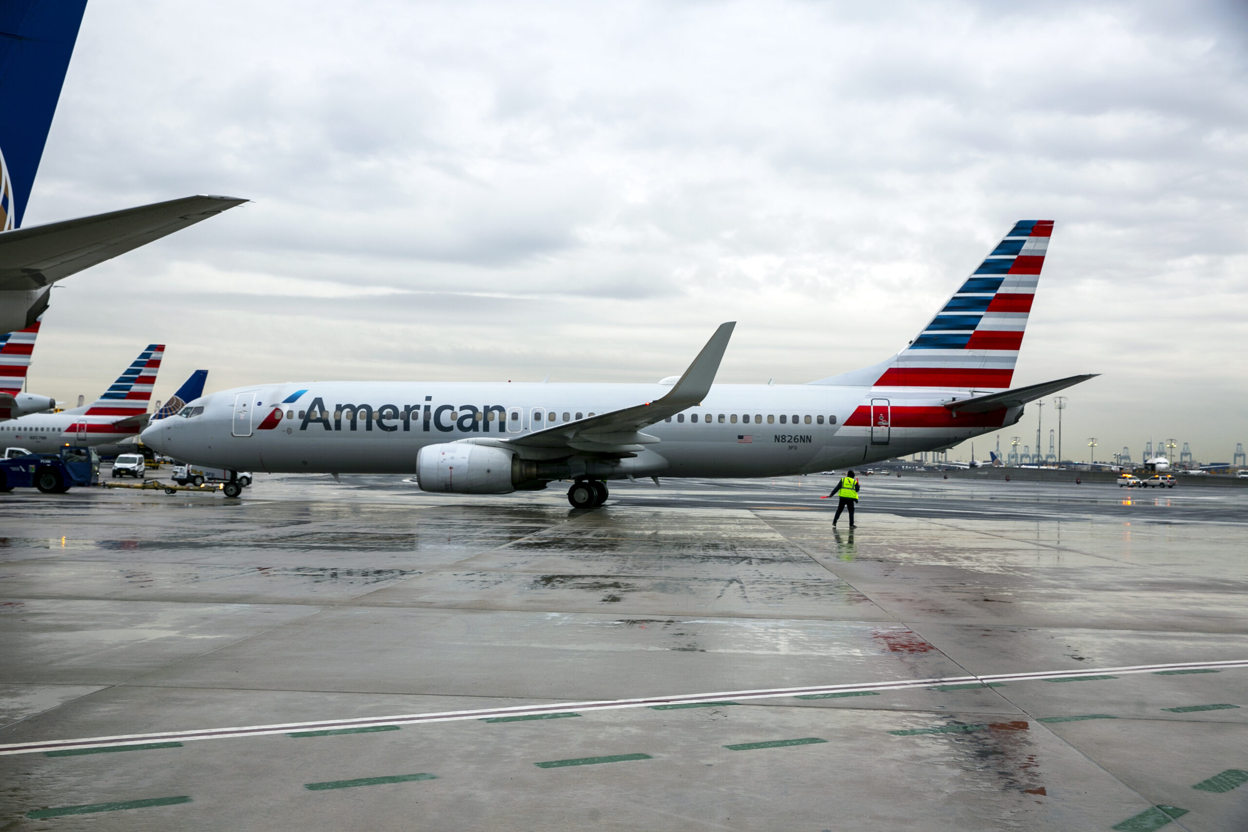 american-airlines-plane-blown-away-by-strong-winds-at-texas-airport