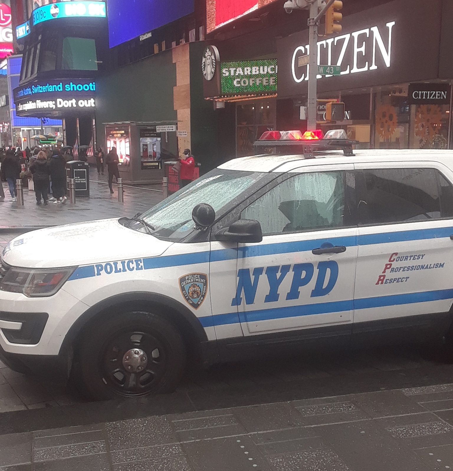 wild-new-york:-machete-fight-left-one-injured-and-3-arrested-in-times-square,-a-world-tourist-mecca