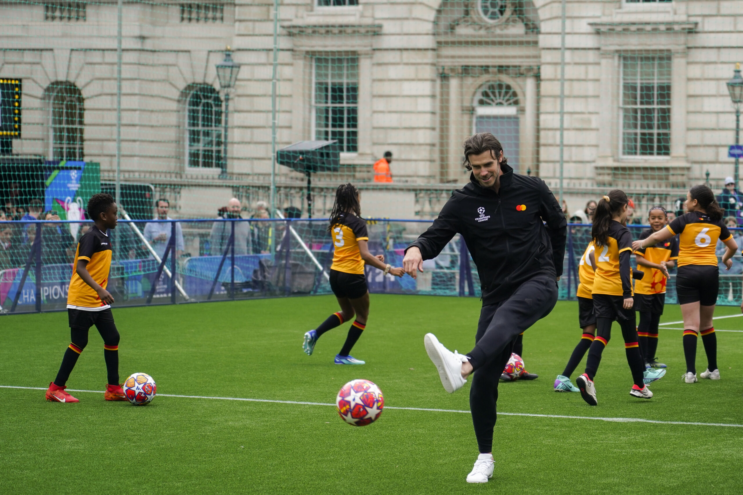 gareth-bale-shows-his-full-support-for-real-madrid-prior-to-the-champions-league-final