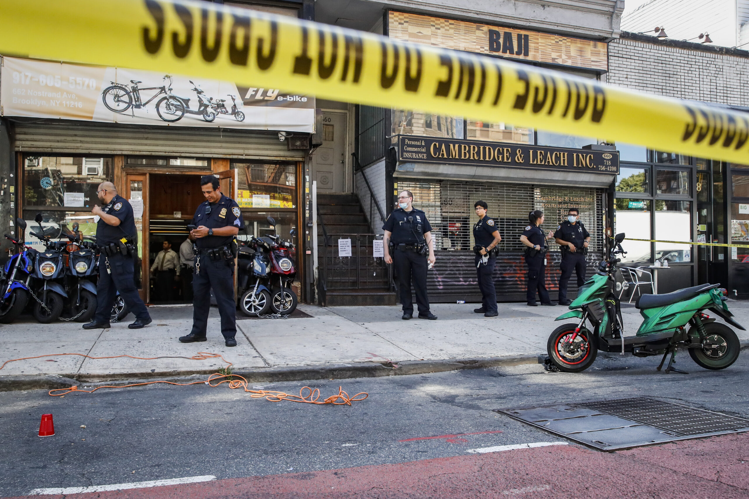 young-security-guard-stabbed-after-trying-to-stop-shoplifter-in-midtown