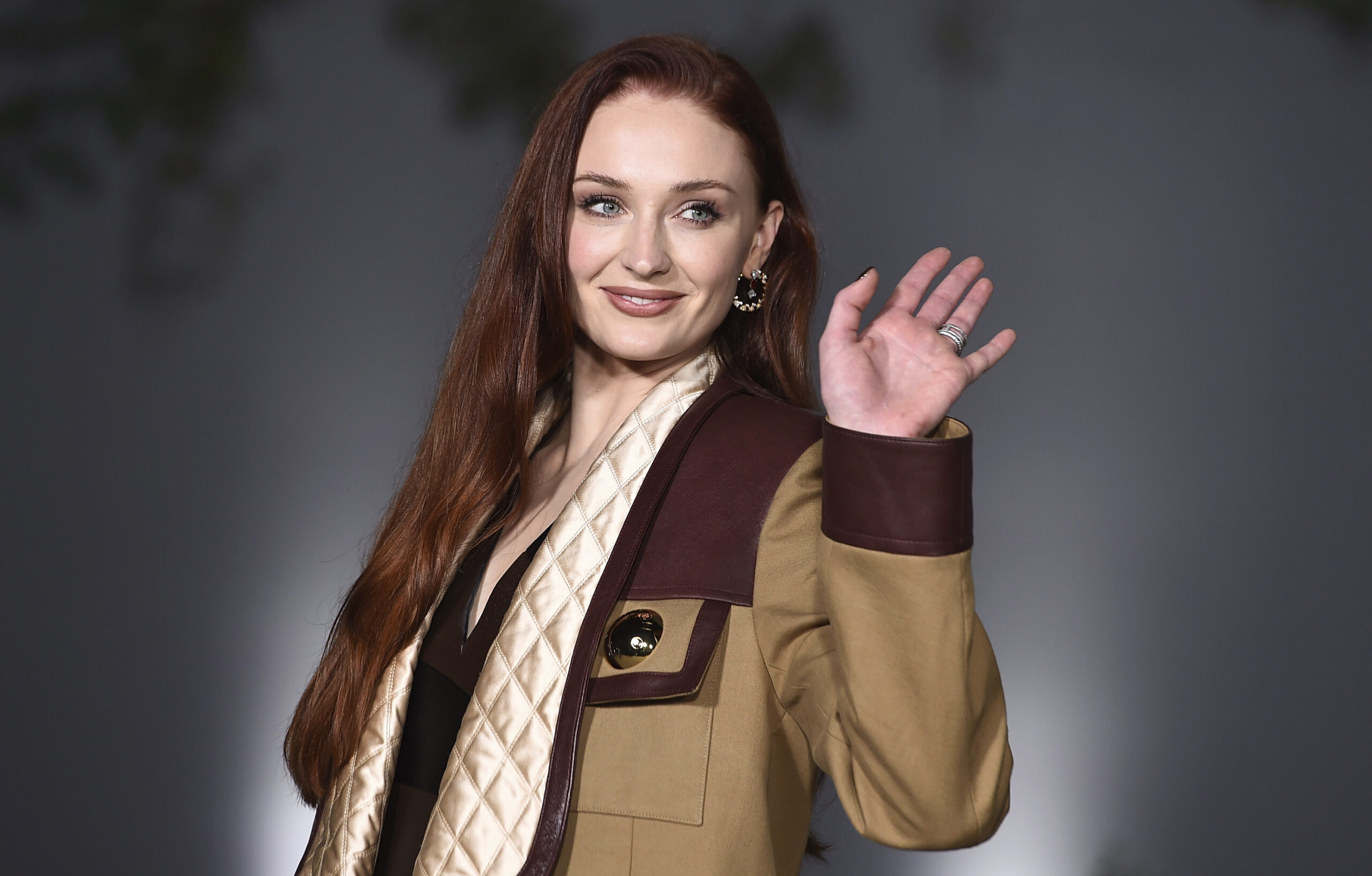 sophie-turner-is-caught-wearing-a-ring-that-could-be-an-engagement-ring