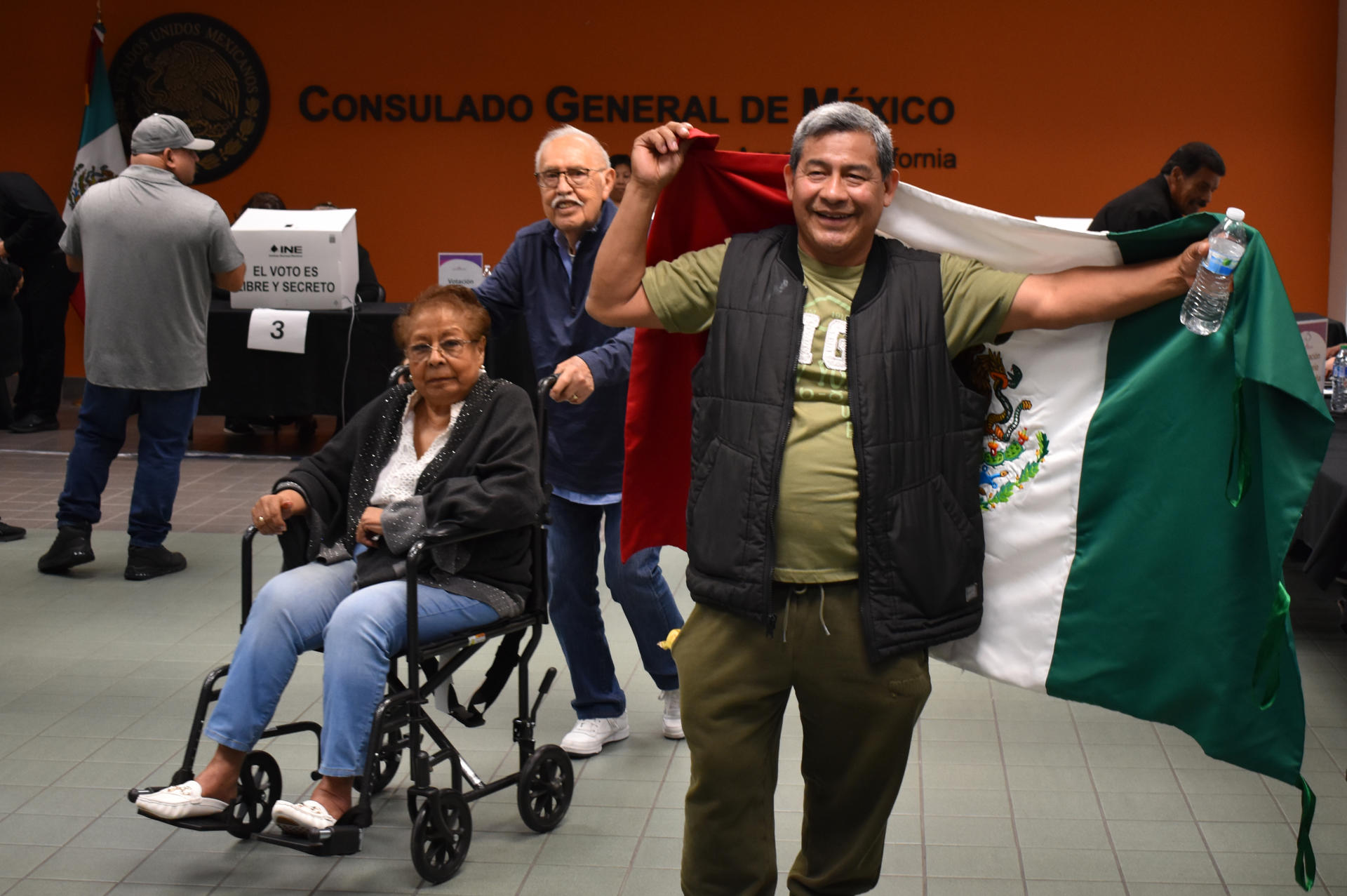 thousands-of-mexicans-in-the-us-waited-hours-to-exercise-their-right-to-vote-singing-“cielito-lindo”