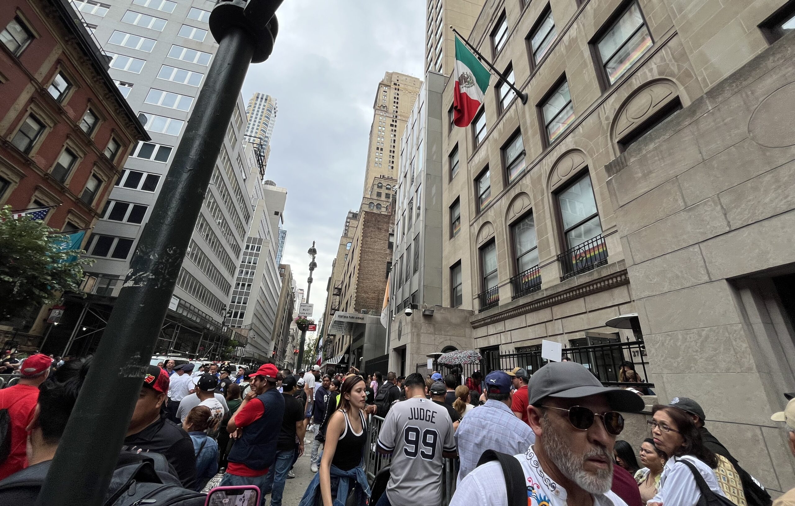 thousands-of-mexican-immigrants-are-left-without-voting-in-new-york-due-to-disorder-in-the-ine-organization