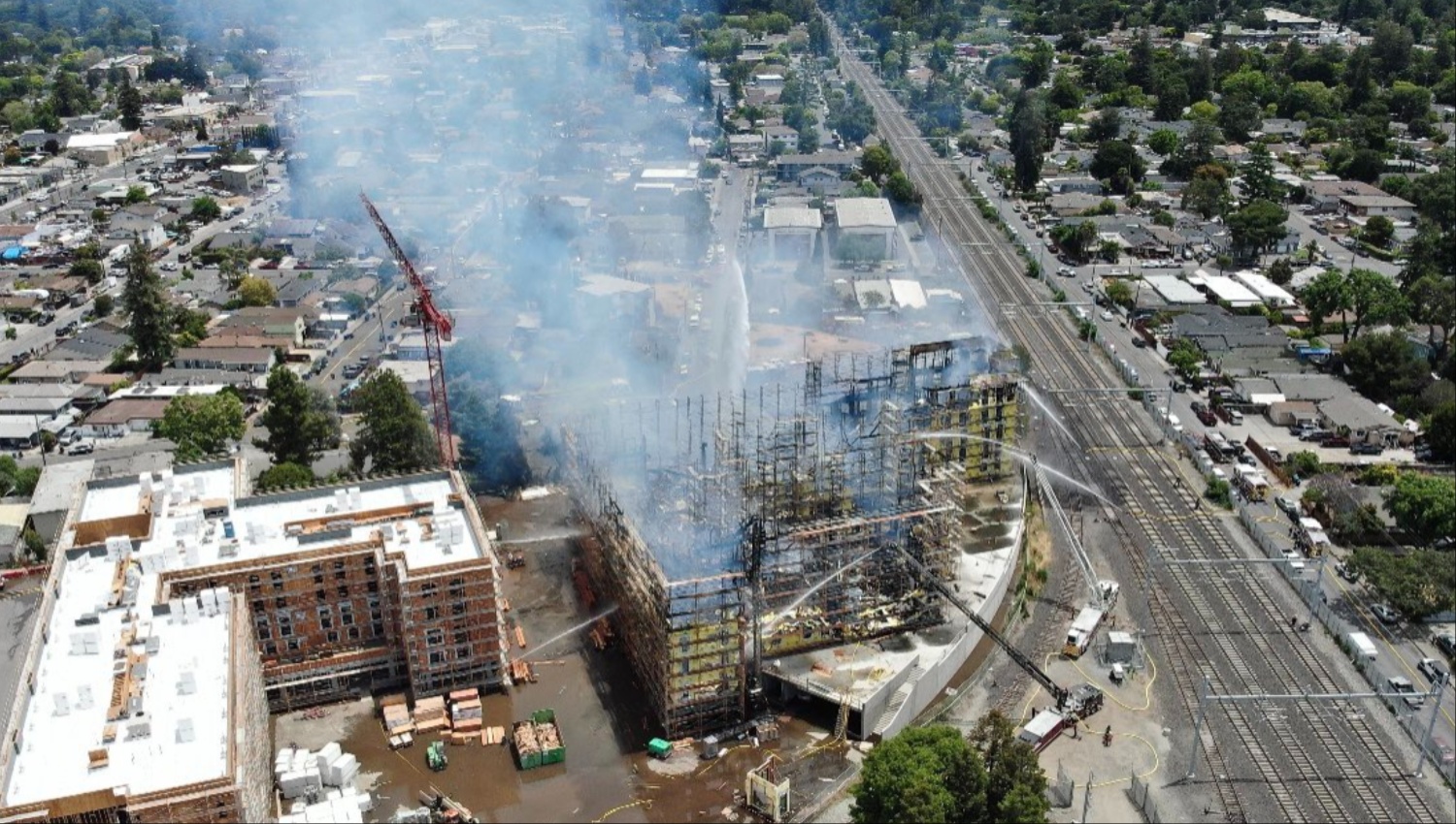 fire-in-california-building-caused-families-to-evacuate:-100-firefighters-fought-the-fire