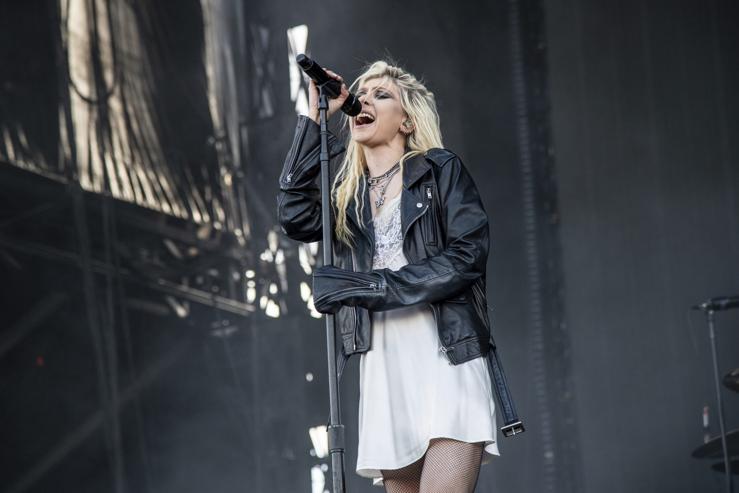 video:-taylor-momsen-is-bitten-by-a-bat-in-the-middle-of-a-concert