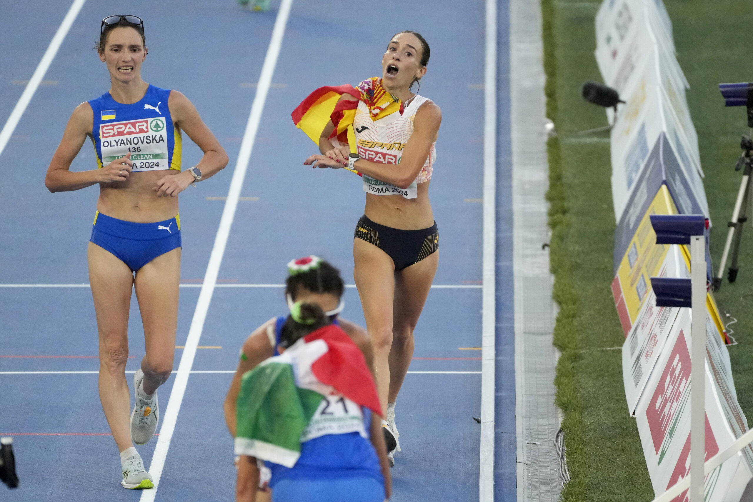 spanish-runner-celebrated-early-and-lost-her-chance-for-a-medal-at-the-finish-line-[video]