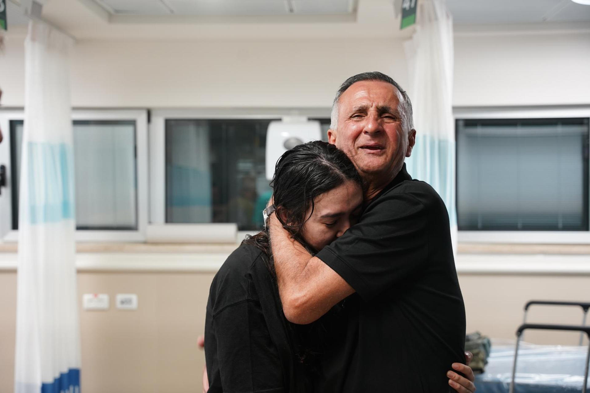 the-emotional-reunion-between-noa-argamani-and-her-father-after-eight-months-kidnapped-by-hamas