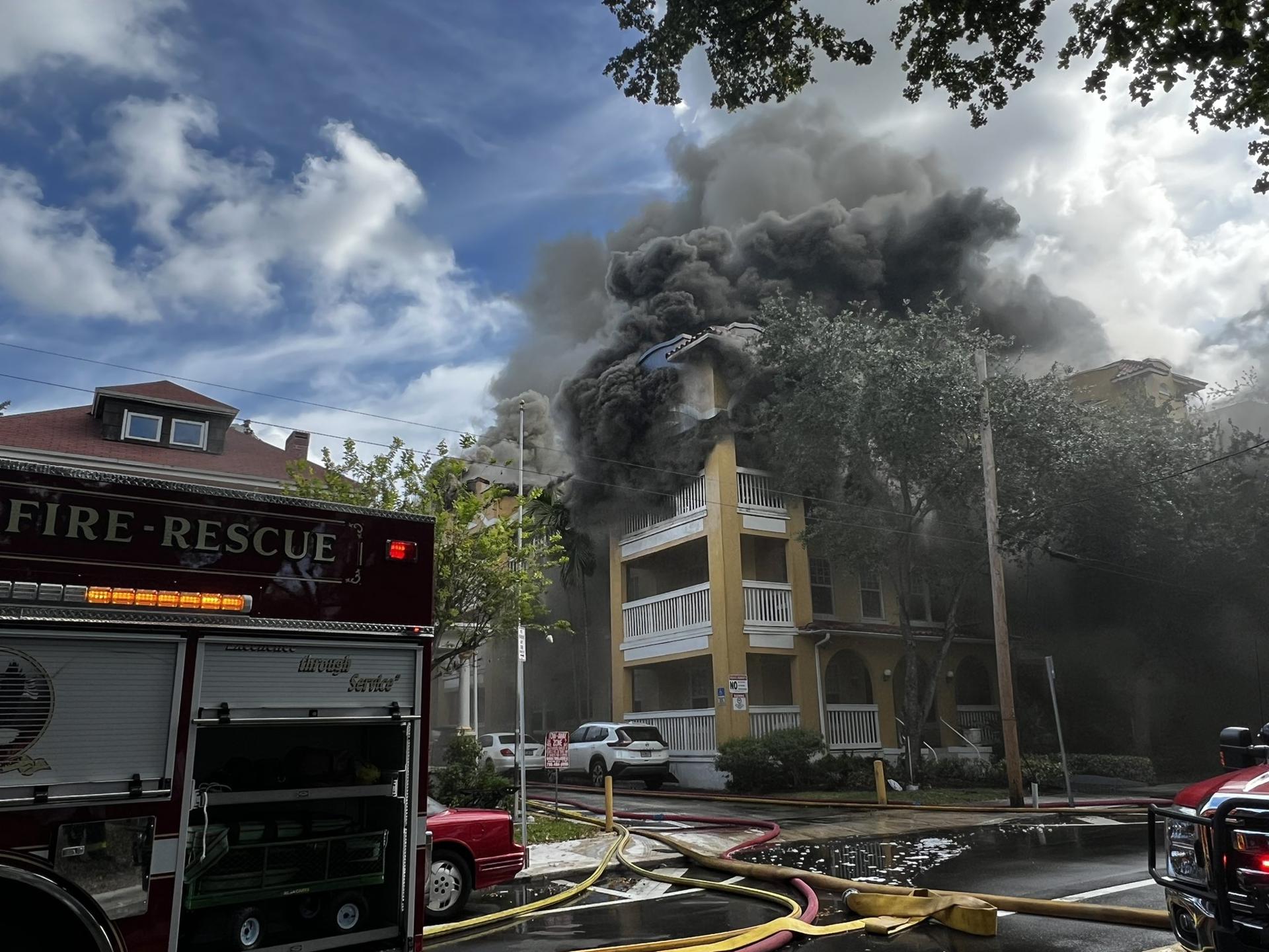 fire-and-shooting-in-miami:-mass-evacuation-and-victim-in-critical-condition