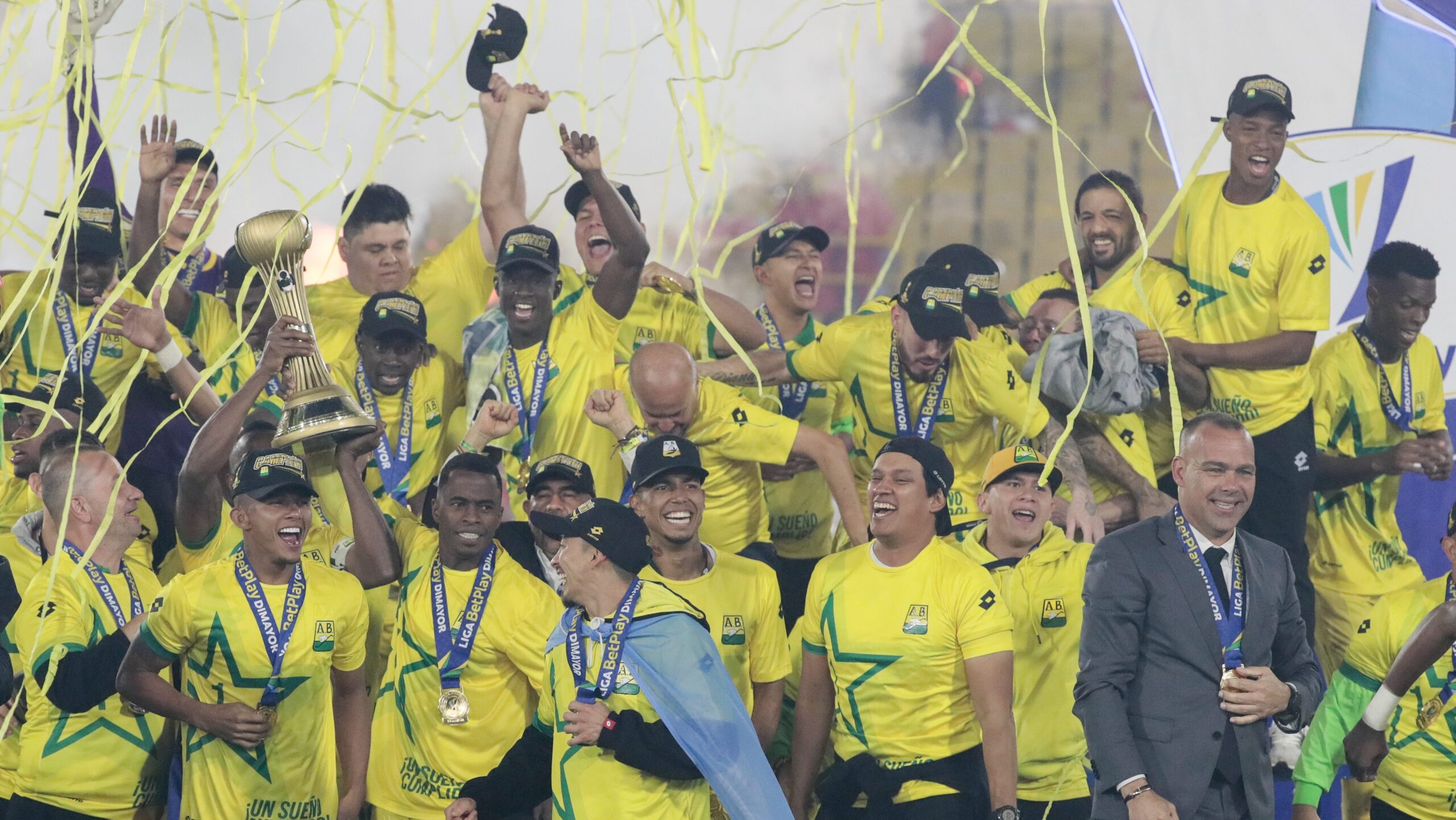 bucaramanga-fan-stole-the-player's-medal-in-the-middle-of-the-championship-celebration-in-colombia