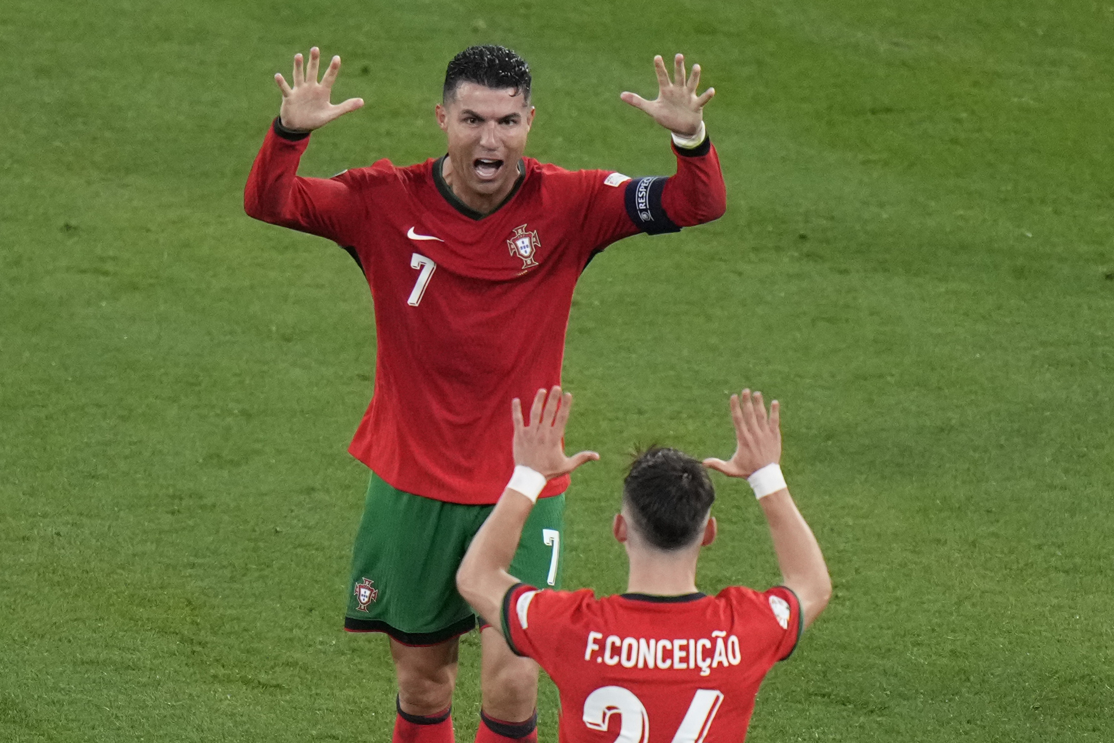 cristiano-ronaldo's-two-viral-reactions-in-portugal's-victory-against-the-czech-republic-[video]