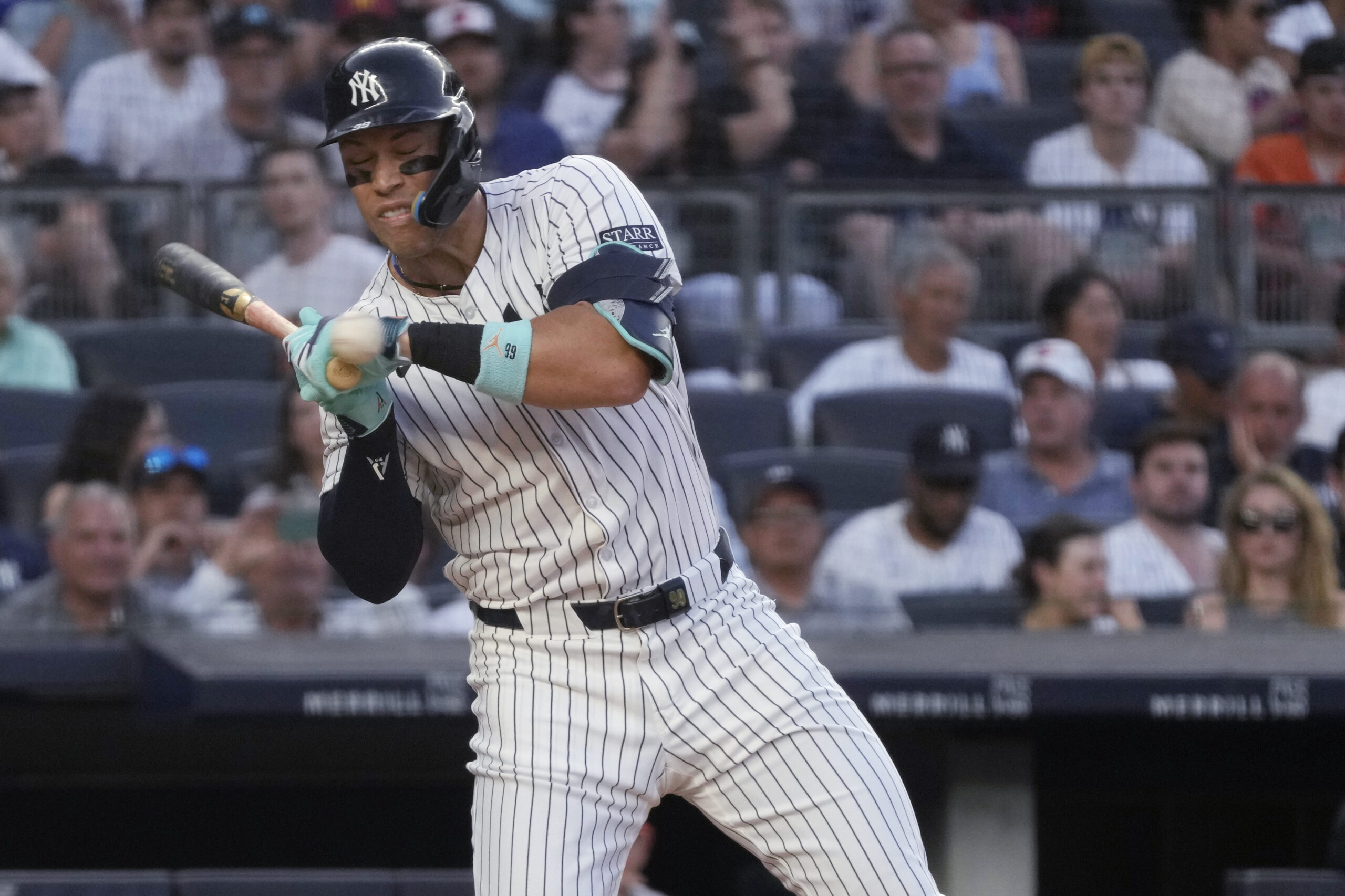 alarm-bells-go-off:-aaron-judge-left-yankees-game-after-receiving-a-ball-hit-on-his-left-hand