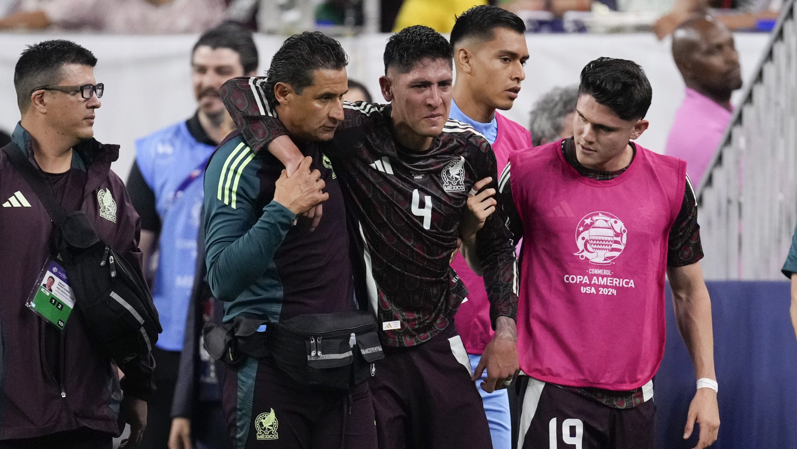 laugh-so-as-not-to-cry:-fans-share-a-wave-of-memes-after-edson-alvarez's-injury-in-the-copa-america