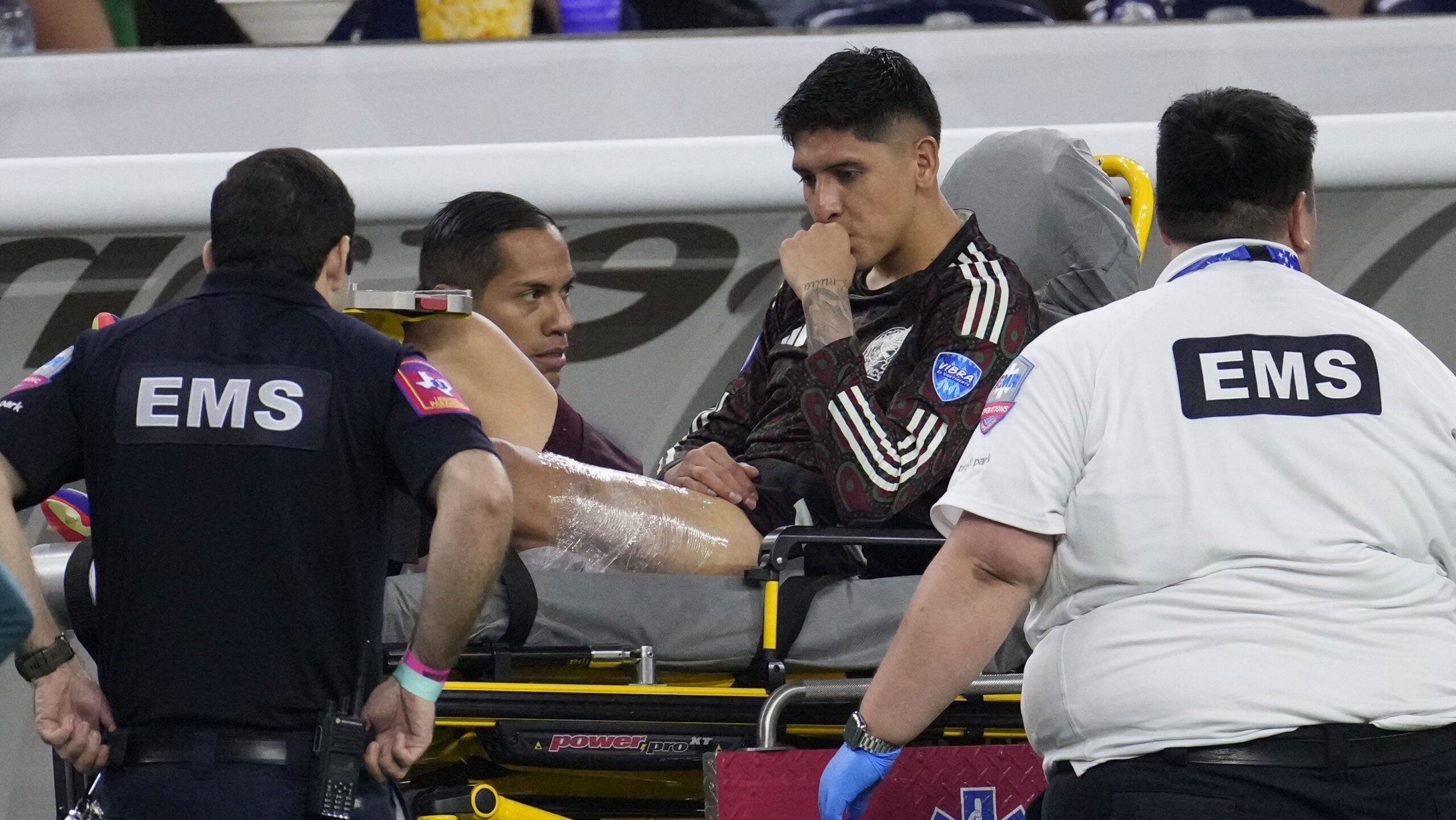 copa-america-2024:-edson-alvarez-arrived-at-the-mexico-concentration-in-los-angeles-on-crutches-(video)