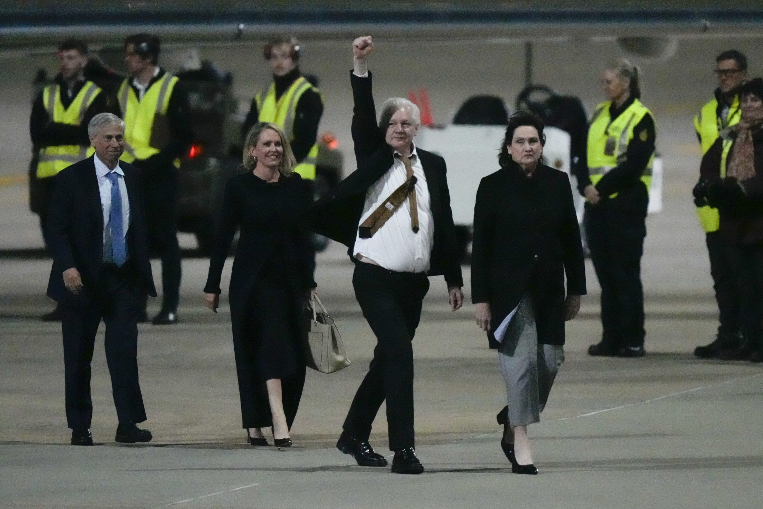 julian-assange-finally-arrives-in-australia-after-being-released-in-the-uk