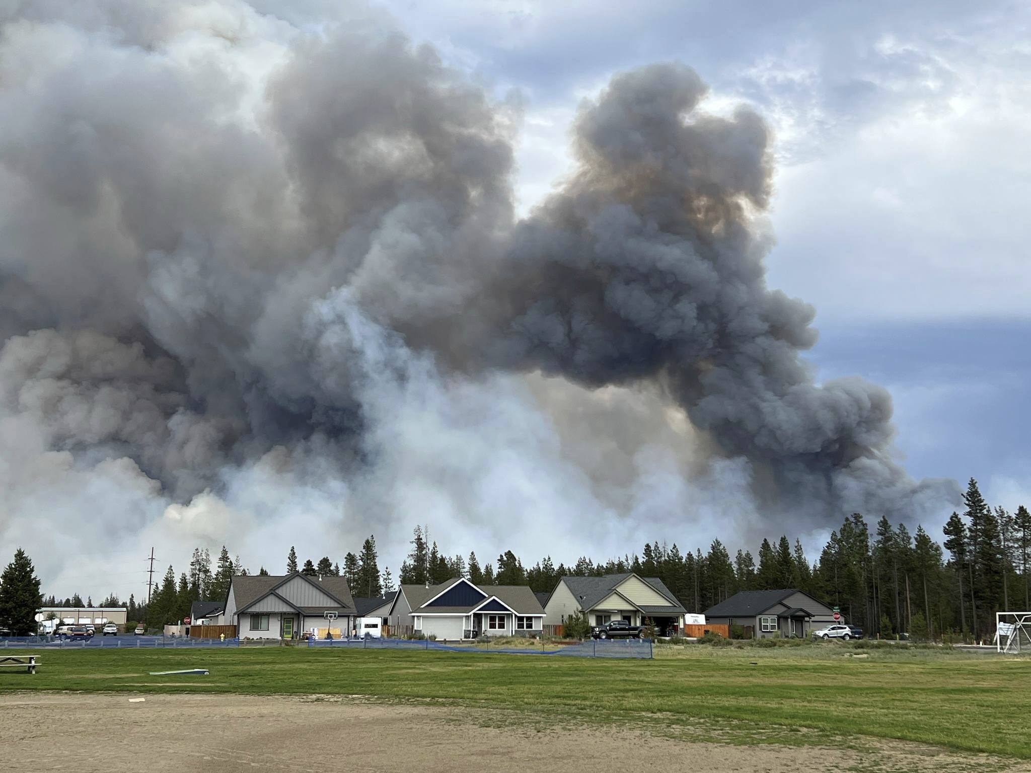 oregon-wildfire-of-more-than-2,400-acres-causes-emergency-declaration-and-evacuations