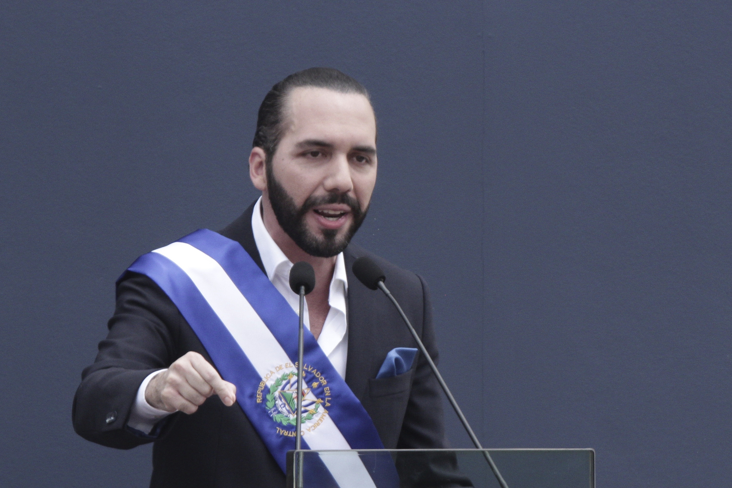 why-did-nayib-bukele-make-the-drastic-decision-to-fire-300-officials-from-a-ministry?